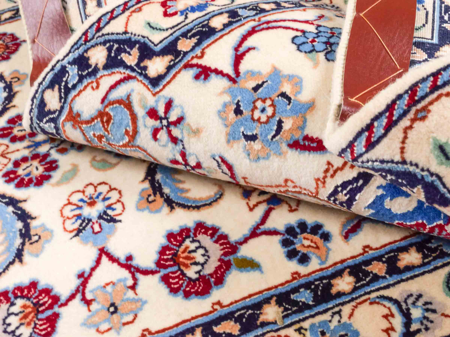 Handgeknüpfter Nain 6La Läufer-Perserteppich von Khademi aus Wolle mit Seide, cremeweiß. Persischer Teppich, durchgemustert. Von Hand geknüpft in Iran. Größe: 280 cm x 50 cm. Teppichnummer: DB3-1001. Verkauf durch Jupiter Intl.