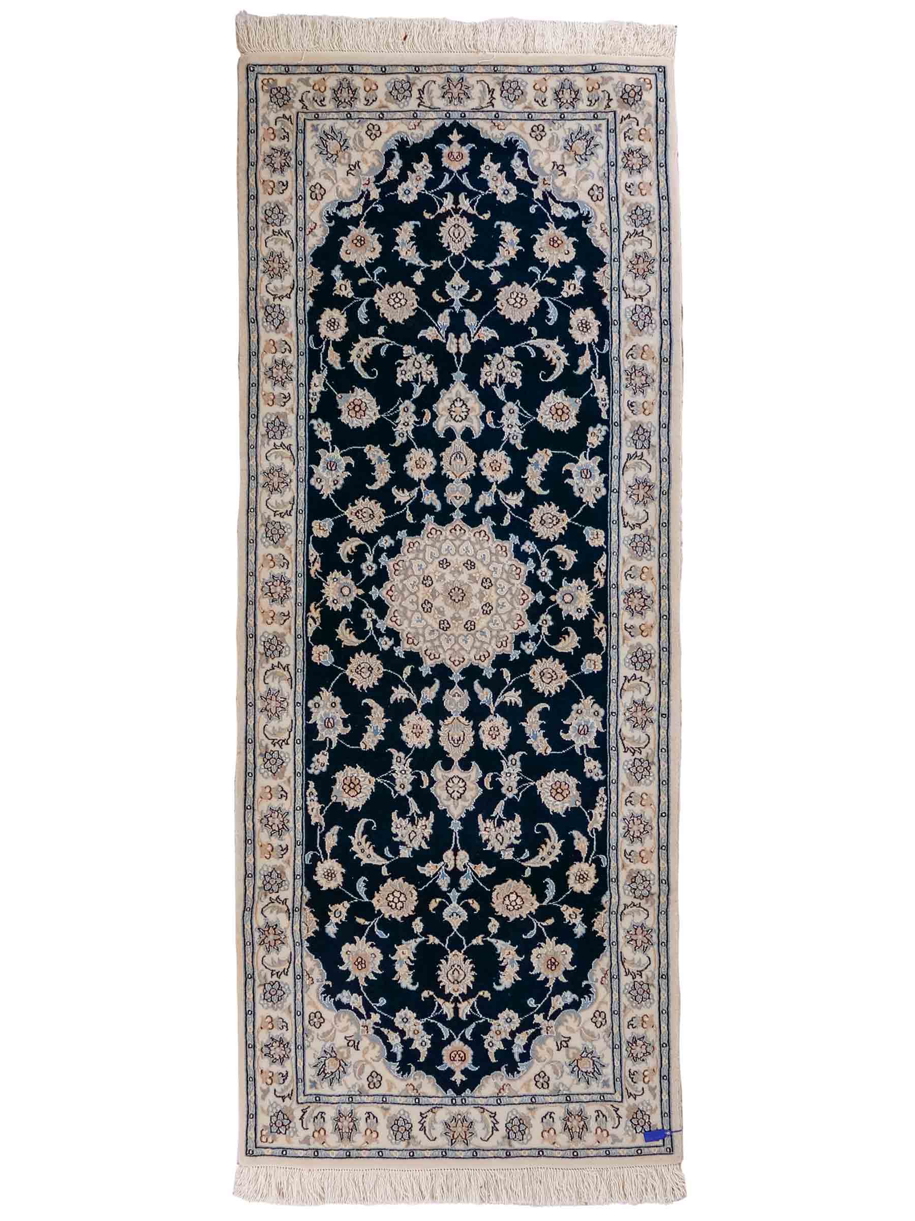 Handgeknüpfter Nain 9La Läufer-Perserteppich von Khademi aus Wolle mit Seide, blau, weiß. Klassisches Medaillon-Design. Von Hand geknüpft in Iran / Persien. Größe: 206 cm x 79 cm. Teppichnummer: RB3-1094. Verkauf durch Jupiter Intl.