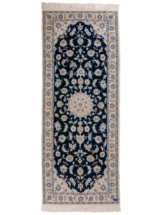Handgeknüpfter Nain 9La Läufer-Perserteppich von Khademi aus Wolle mit Seide, blau, weiß. Klassisches Medaillon-Design. Von Hand geknüpft in Iran / Persien. Größe: 206 cm x 79 cm. Teppichnummer: RB3-1094. Verkauf durch Jupiter Intl.