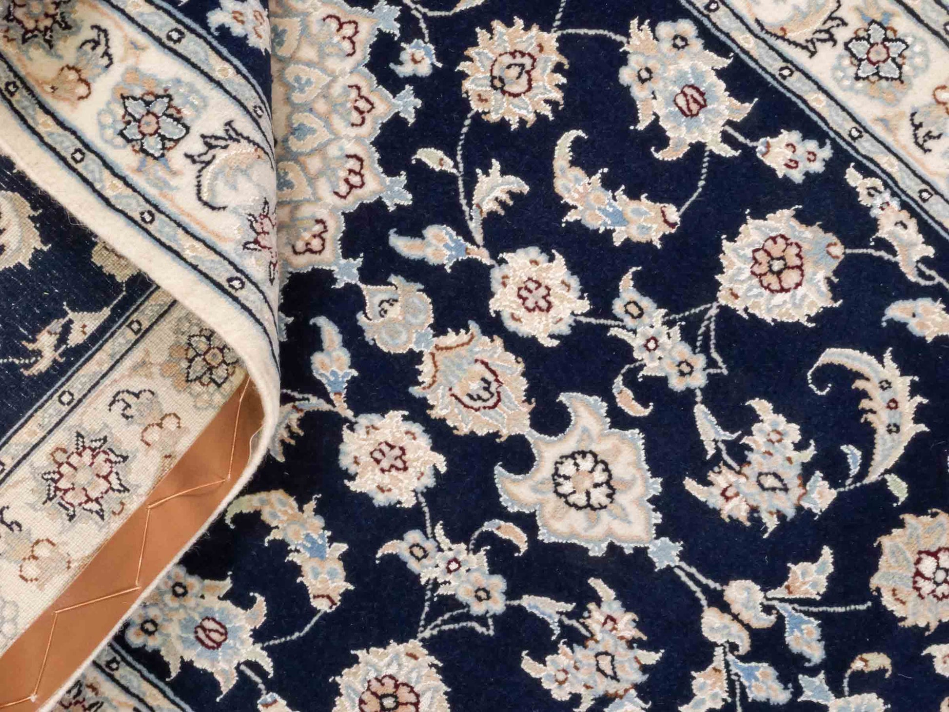 Handgeknüpfter Nain 9La Läufer-Perserteppich von Khademi aus Wolle mit Seide, blau, weiß. Klassisches Medaillon-Design. Von Hand geknüpft in Iran / Persien. Größe: 206 cm x 79 cm. Teppichnummer: RB3-1094. Verkauf durch Jupiter Intl.