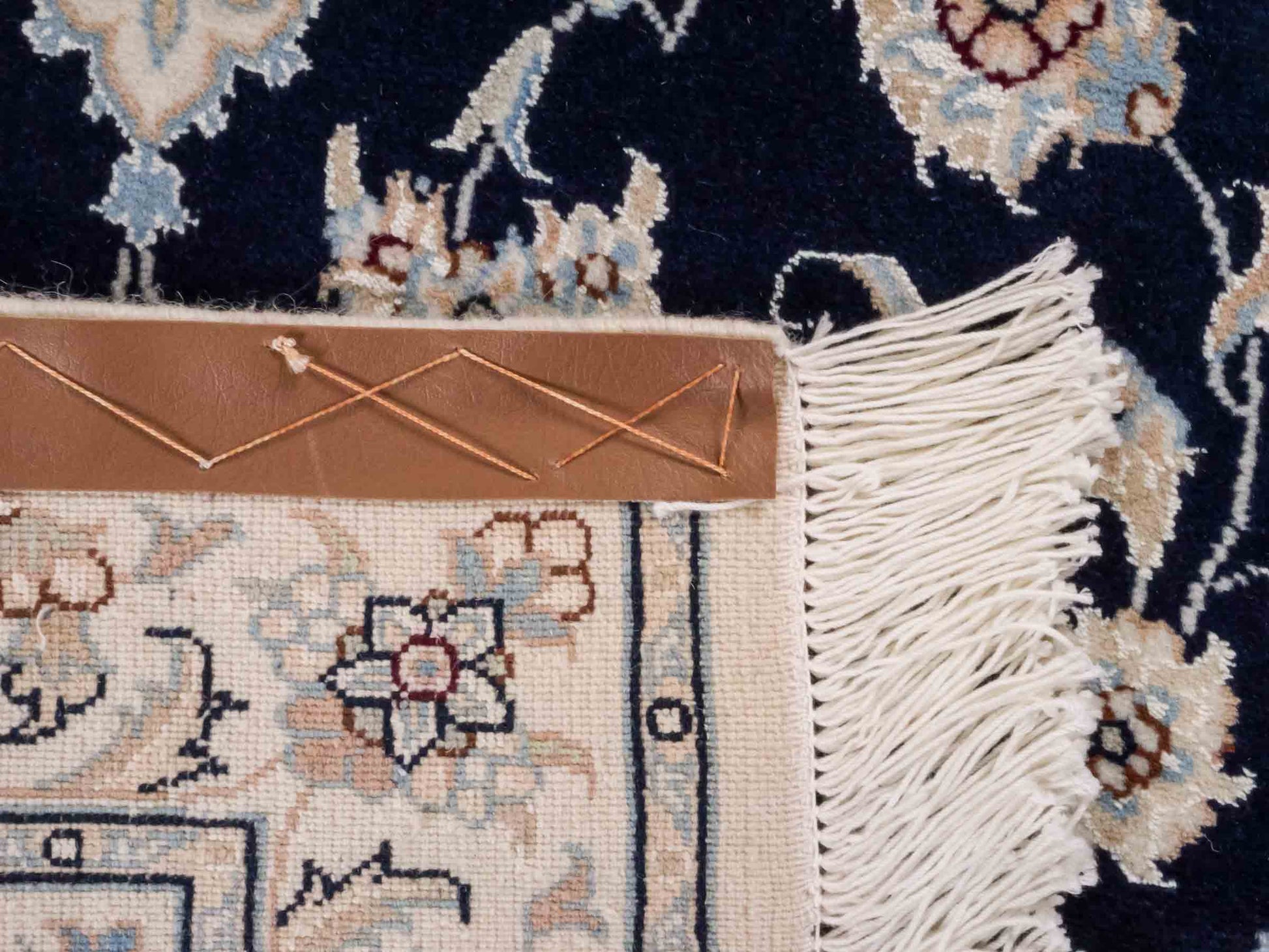 Handgeknüpfter Nain 9La Läufer-Perserteppich von Khademi aus Wolle mit Seide, blau, weiß. Klassisches Medaillon-Design. Von Hand geknüpft in Iran / Persien. Größe: 206 cm x 79 cm. Teppichnummer: RB3-1094. Verkauf durch Jupiter Intl.