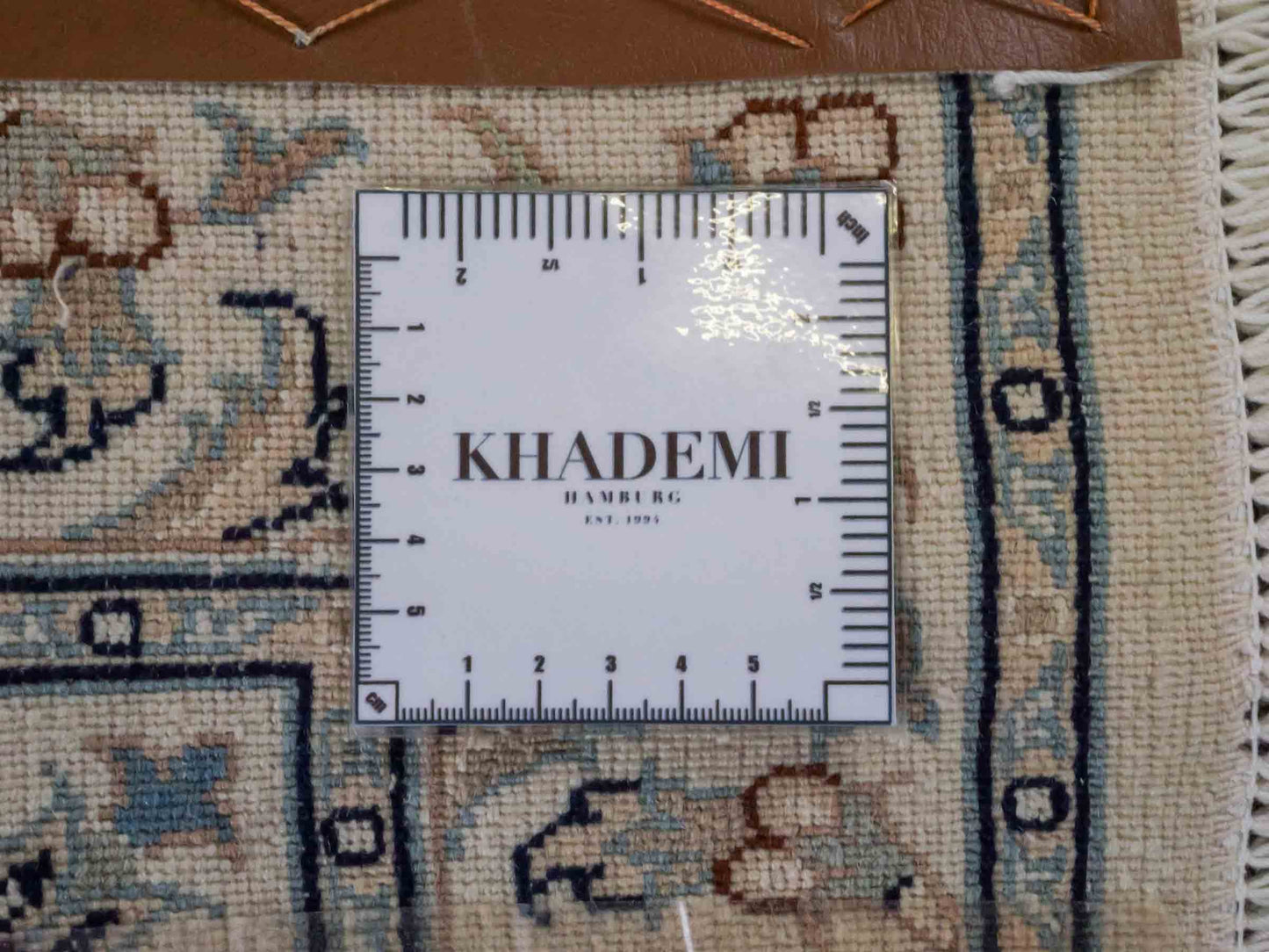 Handgeknüpfter Nain 9La Läufer-Perserteppich von Khademi aus Wolle mit Seide, blau, weiß. Klassisches Medaillon-Design. Von Hand geknüpft in Iran / Persien. Größe: 206 cm x 79 cm. Teppichnummer: RB3-1094. Verkauf durch Jupiter Intl.