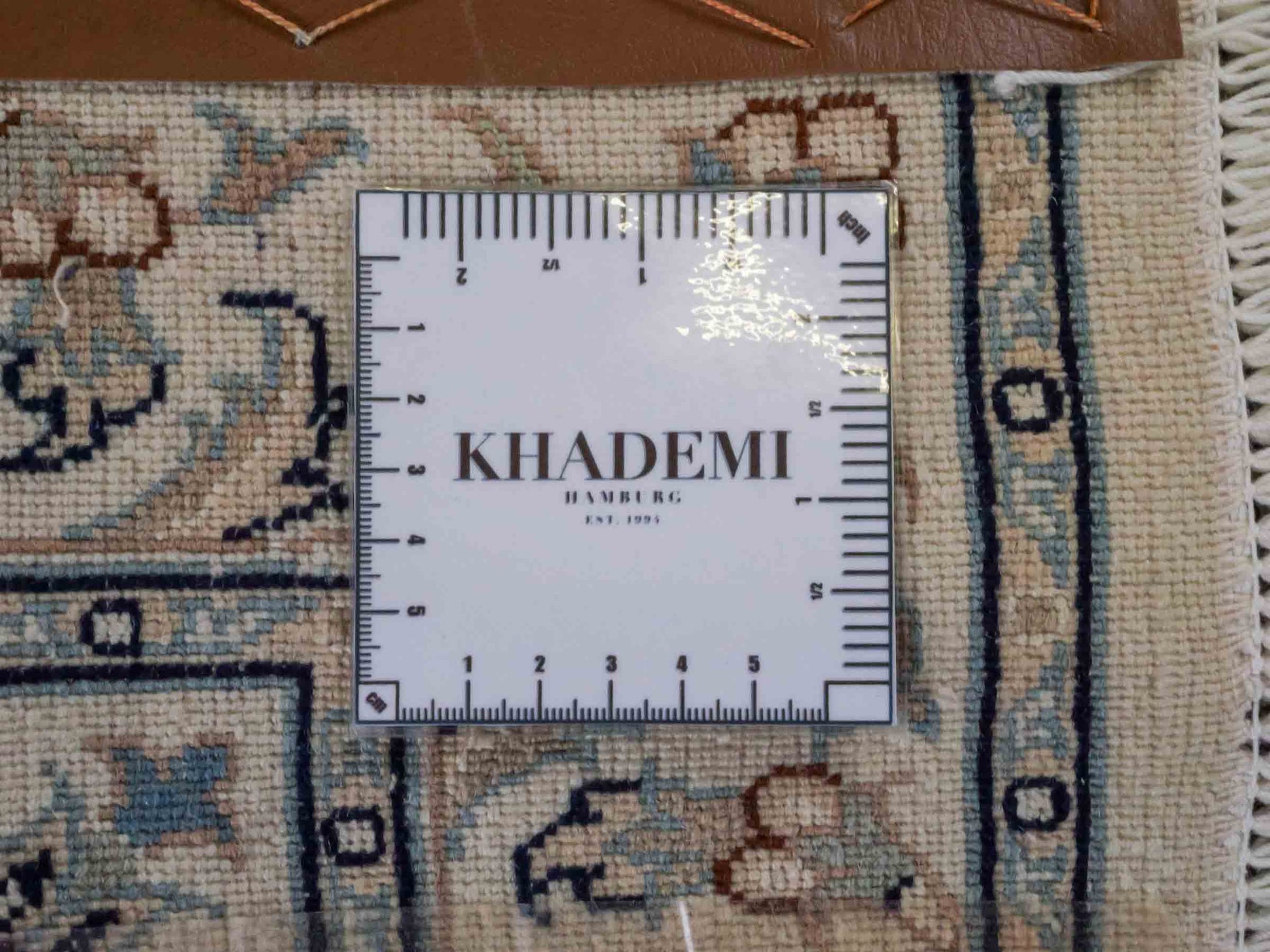Handgeknüpfter Nain 9La Läufer-Perserteppich von Khademi aus Wolle mit Seide, blau, weiß. Klassisches Medaillon-Design. Von Hand geknüpft in Iran / Persien. Größe: 206 cm x 79 cm. Teppichnummer: RB3-1094. Verkauf durch Jupiter Intl.