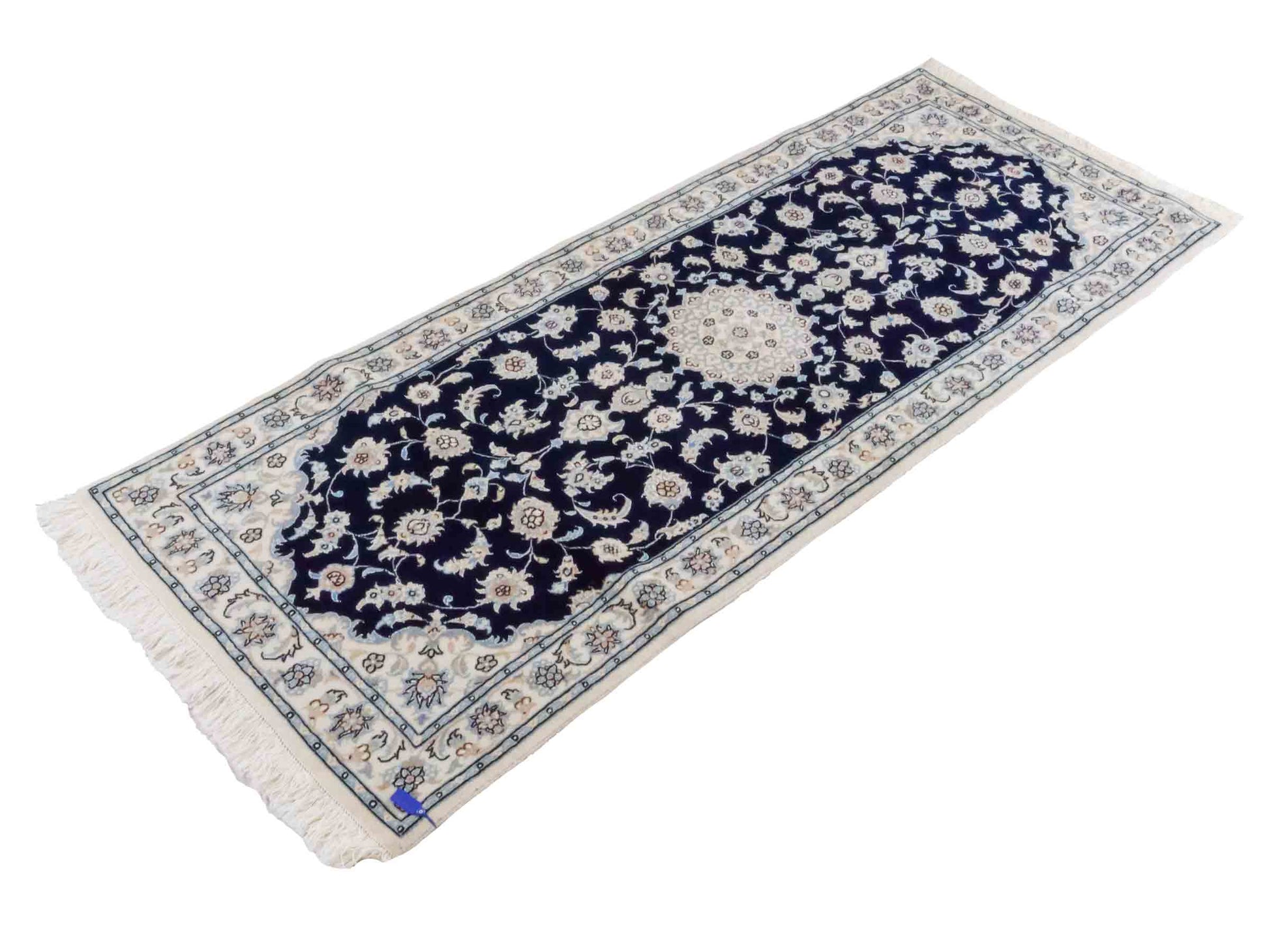Handgeknüpfter Nain 9La Läufer-Perserteppich von Khademi aus Wolle mit Seide, blau, weiß. Klassisches Medaillon-Design. Von Hand geknüpft in Iran / Persien. Größe: 206 cm x 79 cm. Teppichnummer: RB3-1094. Verkauf durch Jupiter Intl.