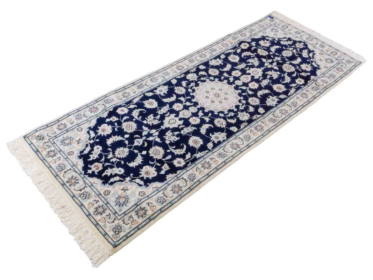 Handgeknüpfter Nain 9La Läufer-Perserteppich von Khademi aus Wolle mit Seide, blau, weiß. Klassisches Medaillon-Design. Von Hand geknüpft in Iran / Persien. Größe: 206 cm x 79 cm. Teppichnummer: RB3-1094. Verkauf durch Jupiter Intl.