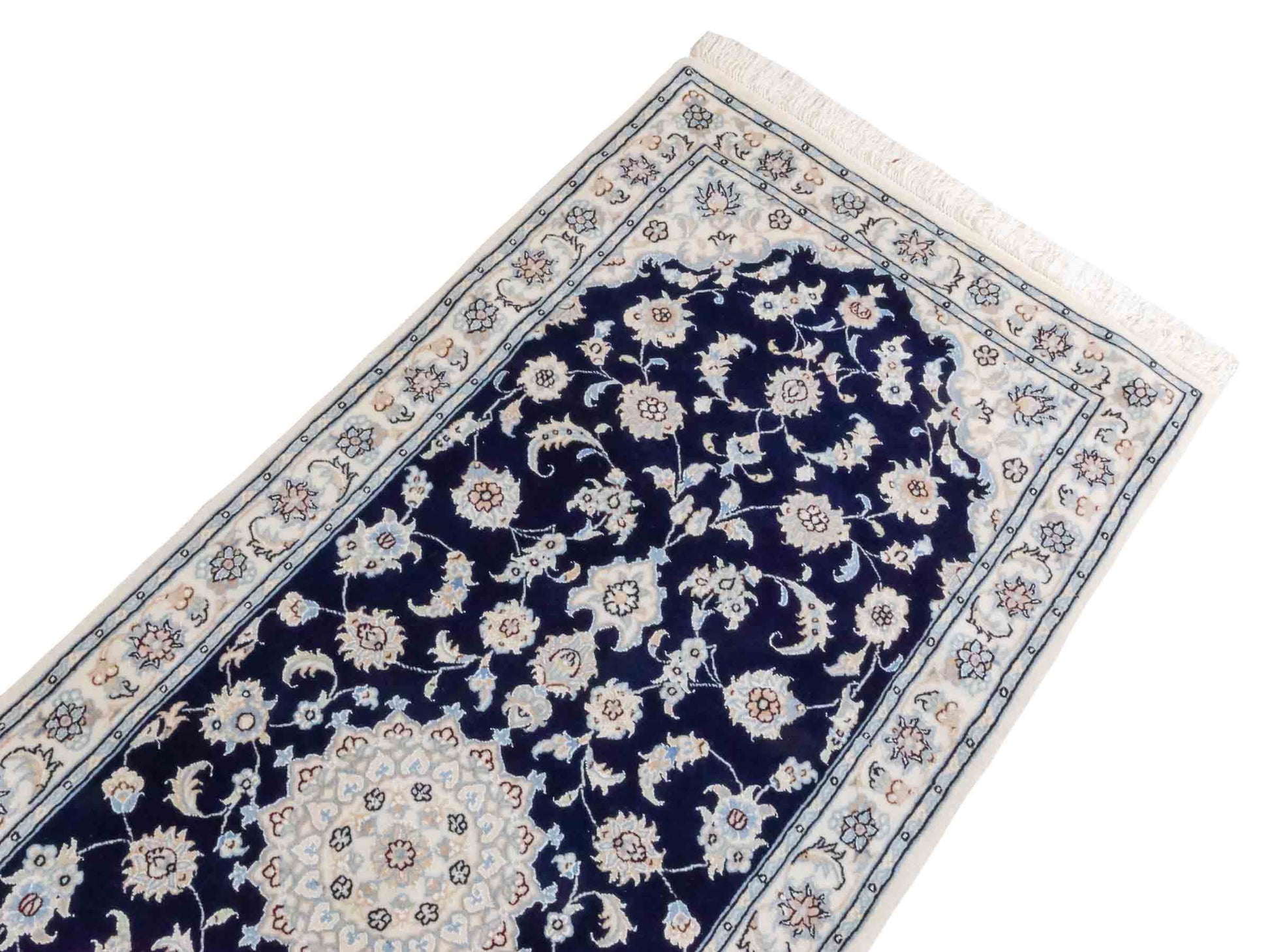 Handgeknüpfter Nain 9La Läufer-Perserteppich von Khademi aus Wolle mit Seide, blau, weiß. Klassisches Medaillon-Design. Von Hand geknüpft in Iran / Persien. Größe: 206 cm x 79 cm. Teppichnummer: RB3-1094. Verkauf durch Jupiter Intl.