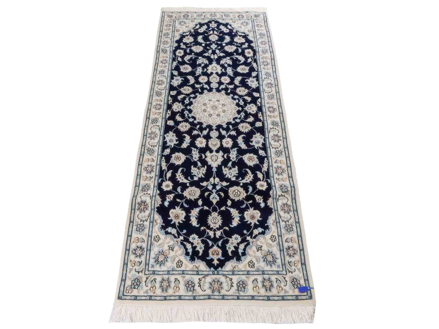Handgeknüpfter Nain 9La Läufer-Perserteppich von Khademi aus Wolle mit Seide, blau, weiß. Klassisches Medaillon-Design. Von Hand geknüpft in Iran / Persien. Größe: 206 cm x 79 cm. Teppichnummer: RB3-1094. Verkauf durch Jupiter Intl.