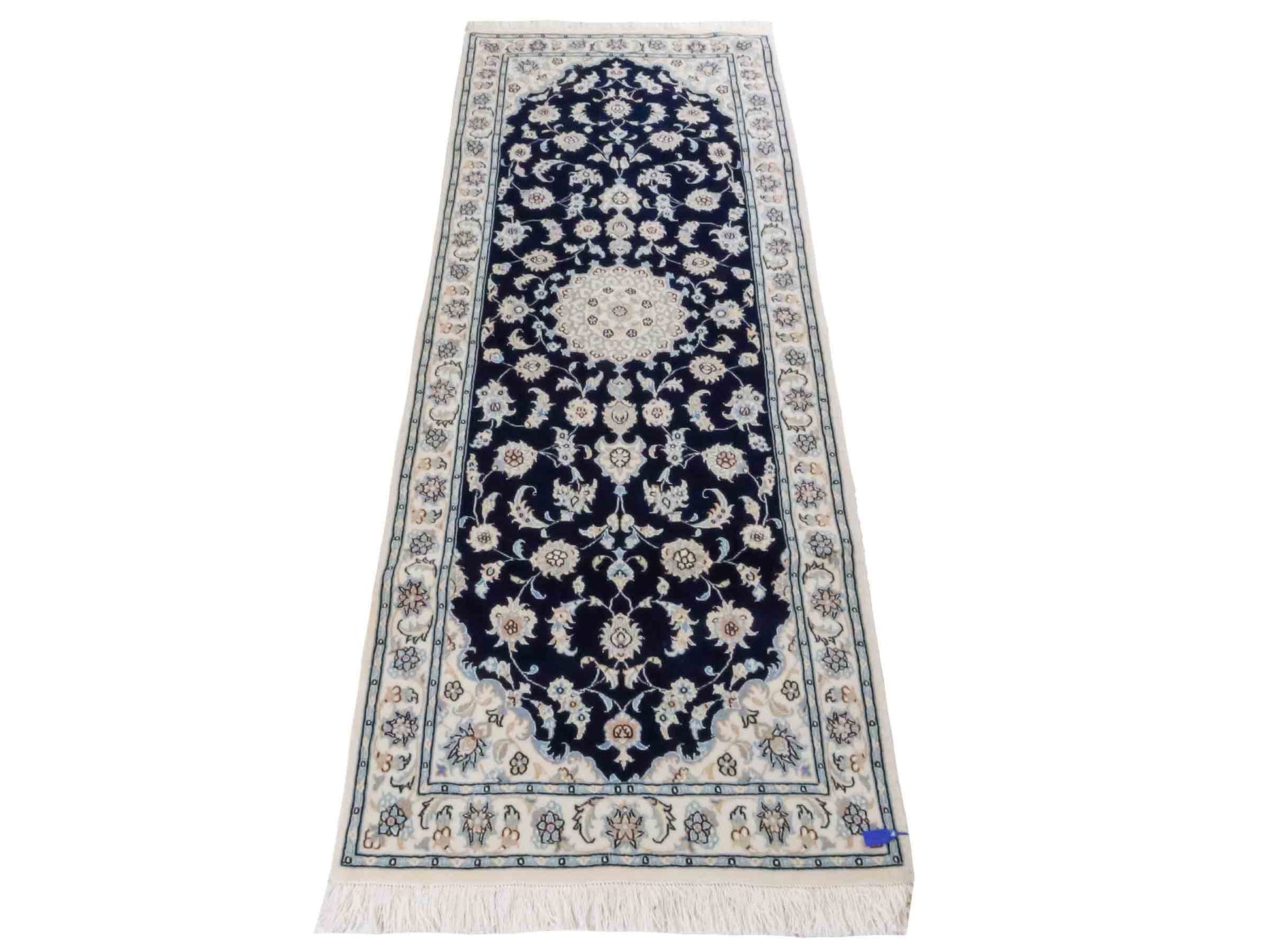 Handgeknüpfter Nain 9La Läufer-Perserteppich von Khademi aus Wolle mit Seide, blau, weiß. Klassisches Medaillon-Design. Von Hand geknüpft in Iran / Persien. Größe: 206 cm x 79 cm. Teppichnummer: RB3-1094. Verkauf durch Jupiter Intl.
