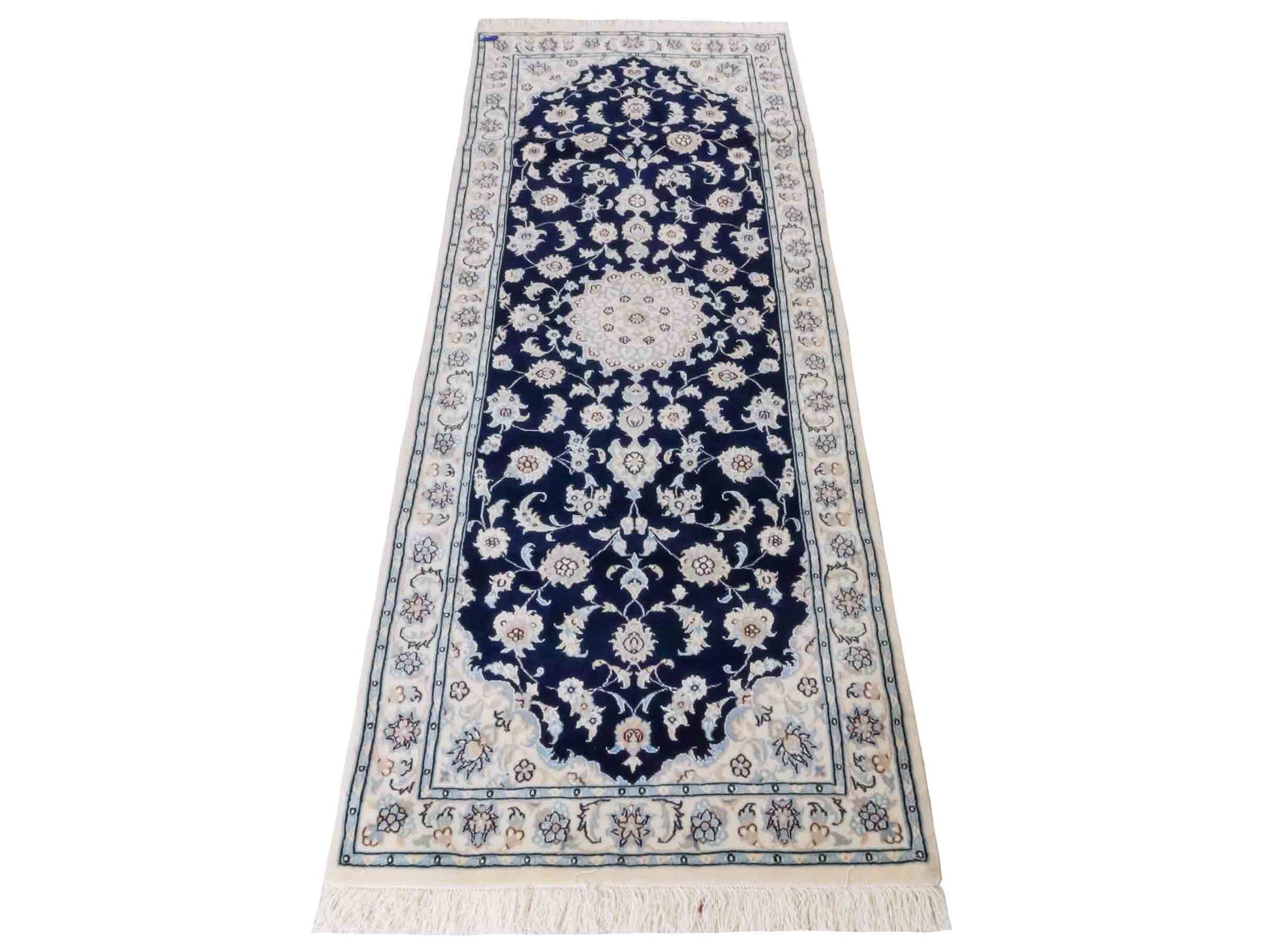 Handgeknüpfter Nain 9La Läufer-Perserteppich von Khademi aus Wolle mit Seide, blau, weiß. Klassisches Medaillon-Design. Von Hand geknüpft in Iran / Persien. Größe: 206 cm x 79 cm. Teppichnummer: RB3-1094. Verkauf durch Jupiter Intl.