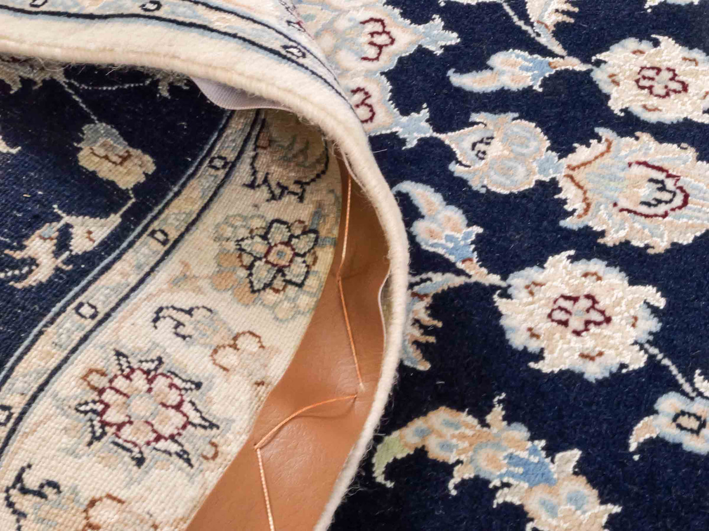 Handgeknüpfter Nain 9La Läufer-Perserteppich von Khademi aus Wolle mit Seide, blau, weiß. Klassisches Medaillon-Design. Von Hand geknüpft in Iran / Persien. Größe: 206 cm x 79 cm. Teppichnummer: RB3-1094. Verkauf durch Jupiter Intl.