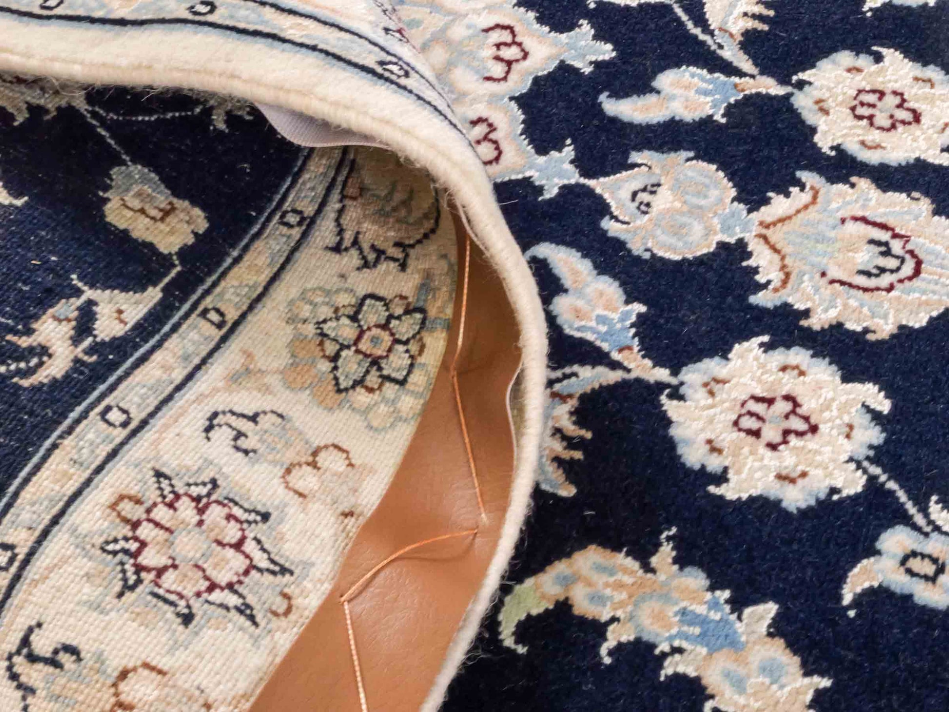 Handgeknüpfter Nain 9La Läufer-Perserteppich von Khademi aus Wolle mit Seide, blau, weiß. Klassisches Medaillon-Design. Von Hand geknüpft in Iran / Persien. Größe: 206 cm x 79 cm. Teppichnummer: RB3-1094. Verkauf durch Jupiter Intl.