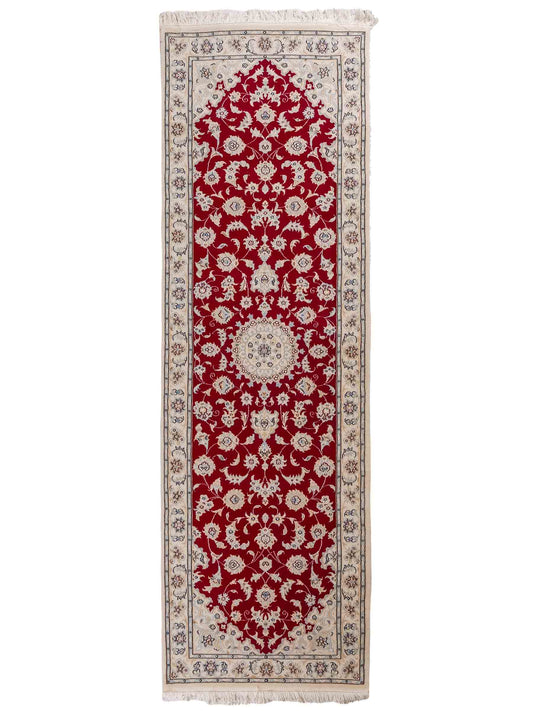 Handgeknüpfter Nain 9La Läufer-Perserteppich von Khademi aus Wolle mit Seide, rot, weiß. Klassisches Medaillon-Design. Traditionell von Hand geknüpft in Iran / Persien. Größe: 256 cm x 80 cm. Teppichnummer: RB3-1095. Verkauf durch Jupiter Intl.