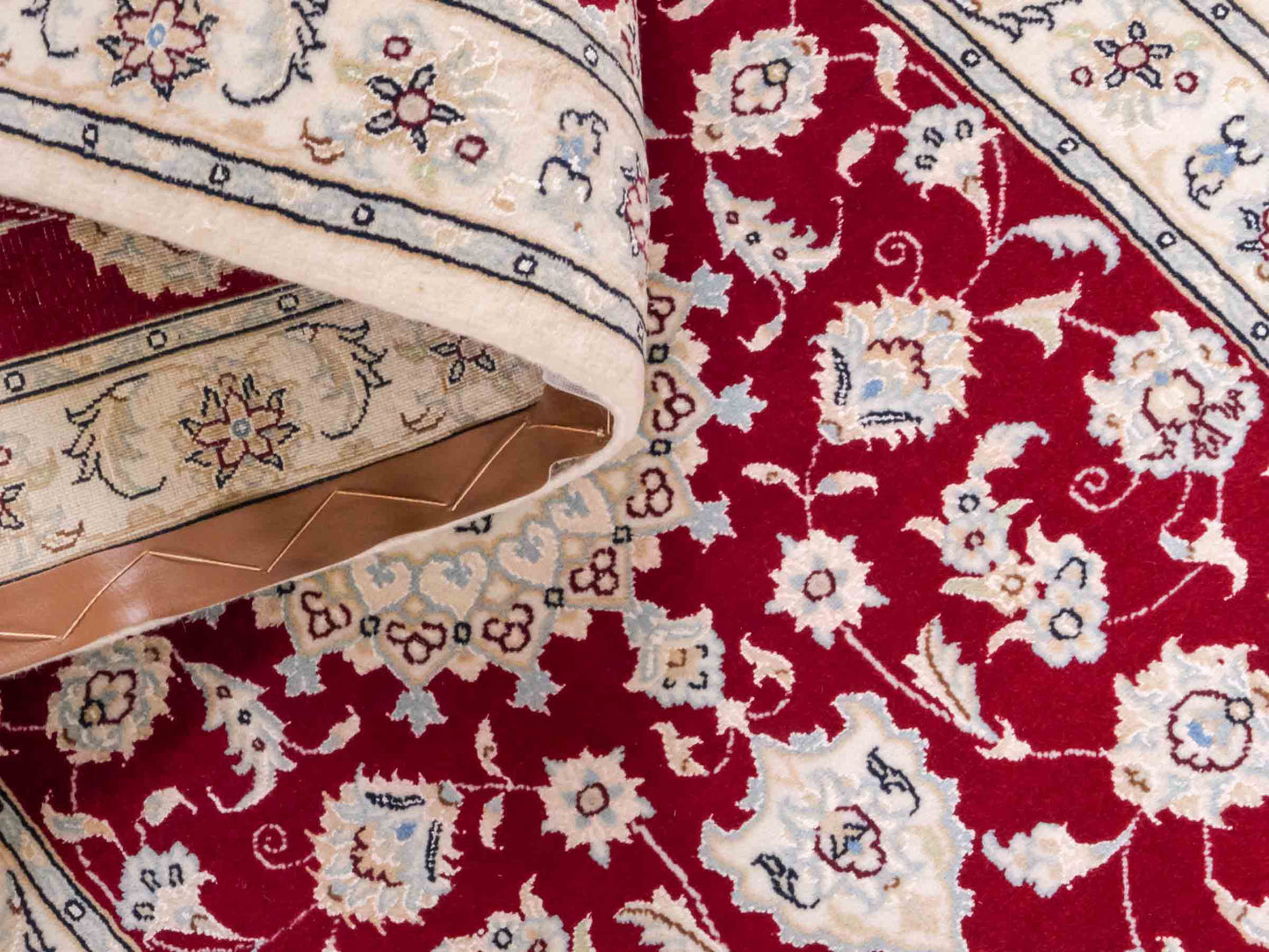 Handgeknüpfter Nain 9La Läufer-Perserteppich von Khademi aus Wolle mit Seide, rot, weiß. Klassisches Medaillon-Design. Traditionell von Hand geknüpft in Iran / Persien. Größe: 256 cm x 80 cm. Teppichnummer: RB3-1095. Verkauf durch Jupiter Intl.