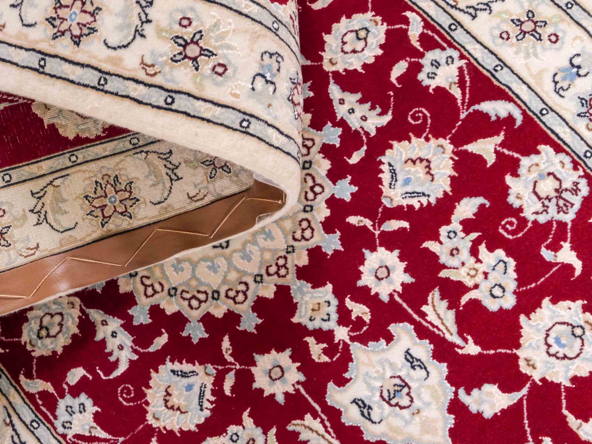 Handgeknüpfter Nain 9La Läufer-Perserteppich von Khademi aus Wolle mit Seide, rot, weiß. Klassisches Medaillon-Design. Traditionell von Hand geknüpft in Iran / Persien. Größe: 256 cm x 80 cm. Teppichnummer: RB3-1095. Verkauf durch Jupiter Intl.
