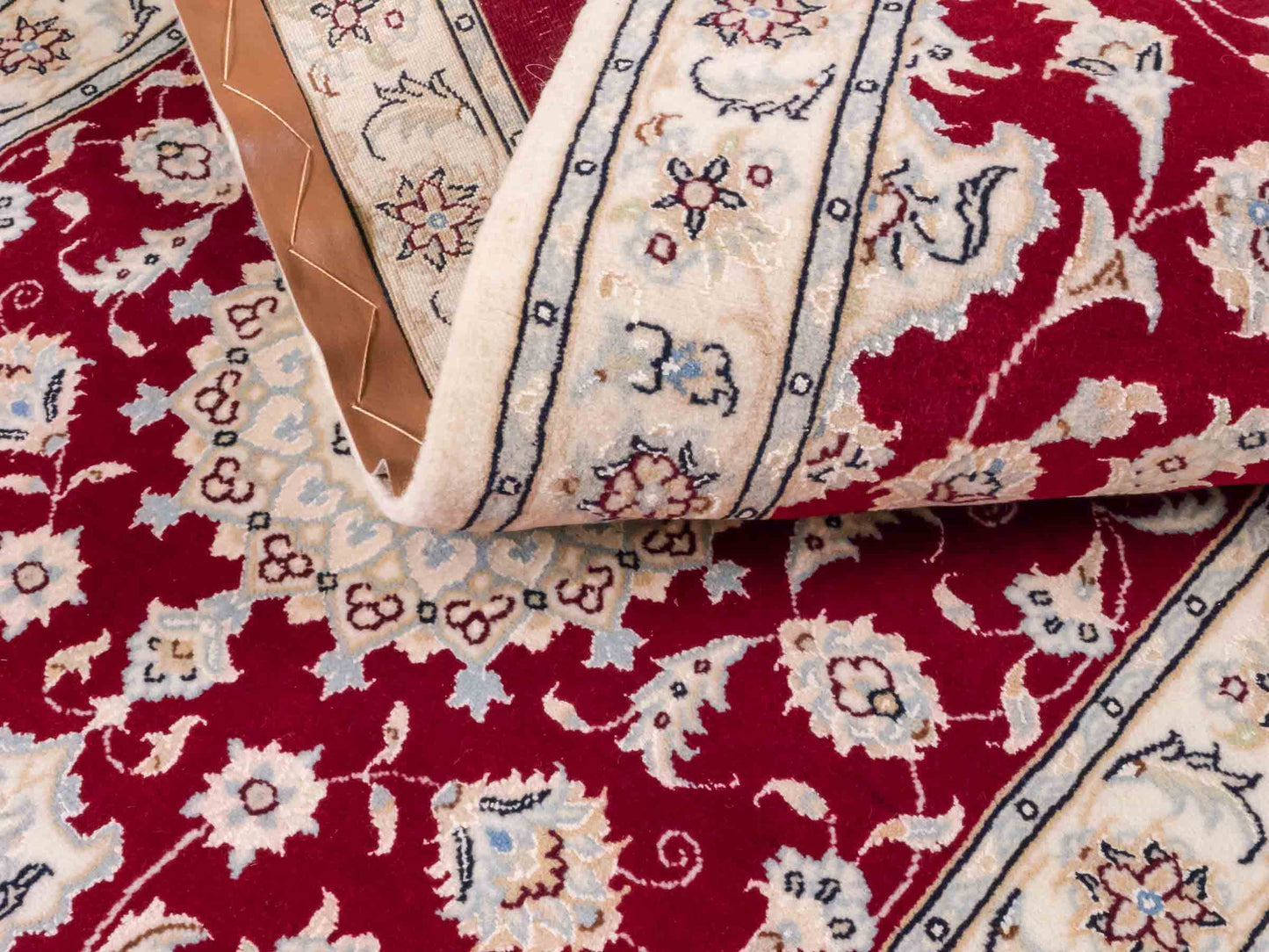 Handgeknüpfter Nain 9La Läufer-Perserteppich von Khademi aus Wolle mit Seide, rot, weiß. Klassisches Medaillon-Design. Traditionell von Hand geknüpft in Iran / Persien. Größe: 256 cm x 80 cm. Teppichnummer: RB3-1095. Verkauf durch Jupiter Intl.