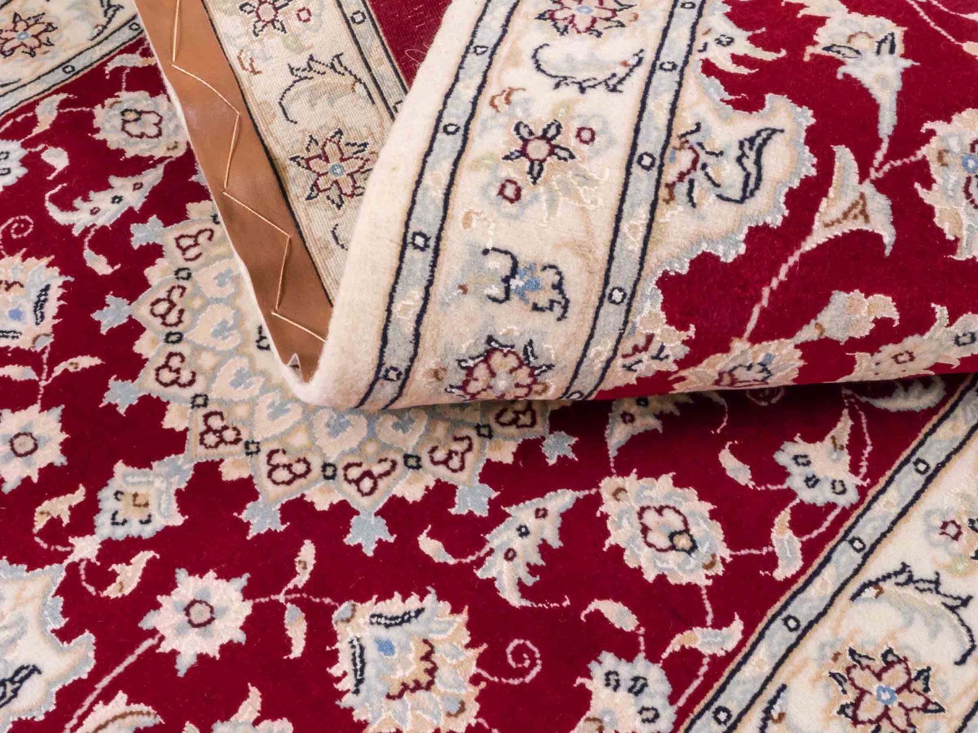Handgeknüpfter Nain 9La Läufer-Perserteppich von Khademi aus Wolle mit Seide, rot, weiß. Klassisches Medaillon-Design. Traditionell von Hand geknüpft in Iran / Persien. Größe: 256 cm x 80 cm. Teppichnummer: RB3-1095. Verkauf durch Jupiter Intl.