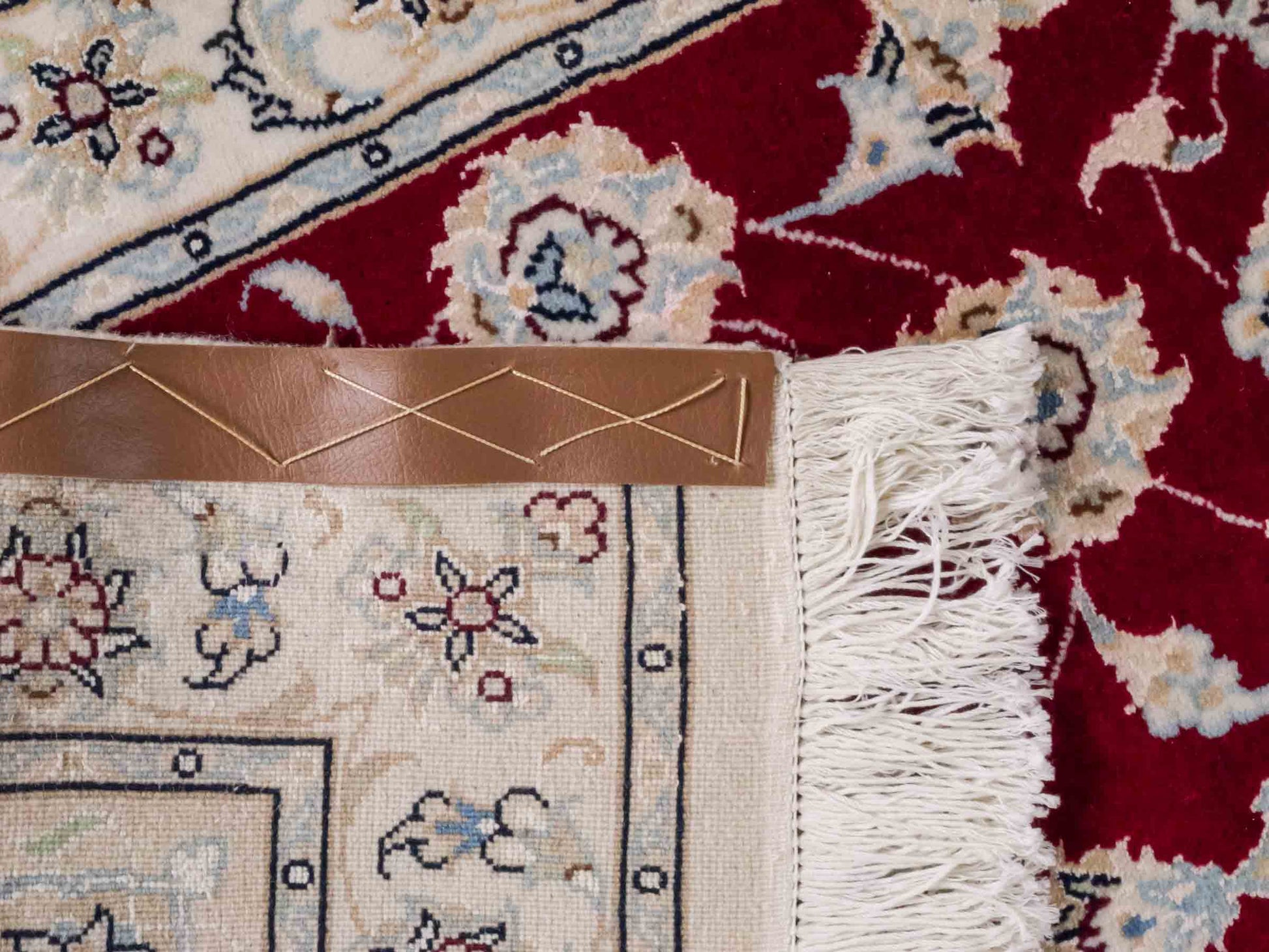 Handgeknüpfter Nain 9La Läufer-Perserteppich von Khademi aus Wolle mit Seide, rot, weiß. Klassisches Medaillon-Design. Traditionell von Hand geknüpft in Iran / Persien. Größe: 256 cm x 80 cm. Teppichnummer: RB3-1095. Verkauf durch Jupiter Intl.