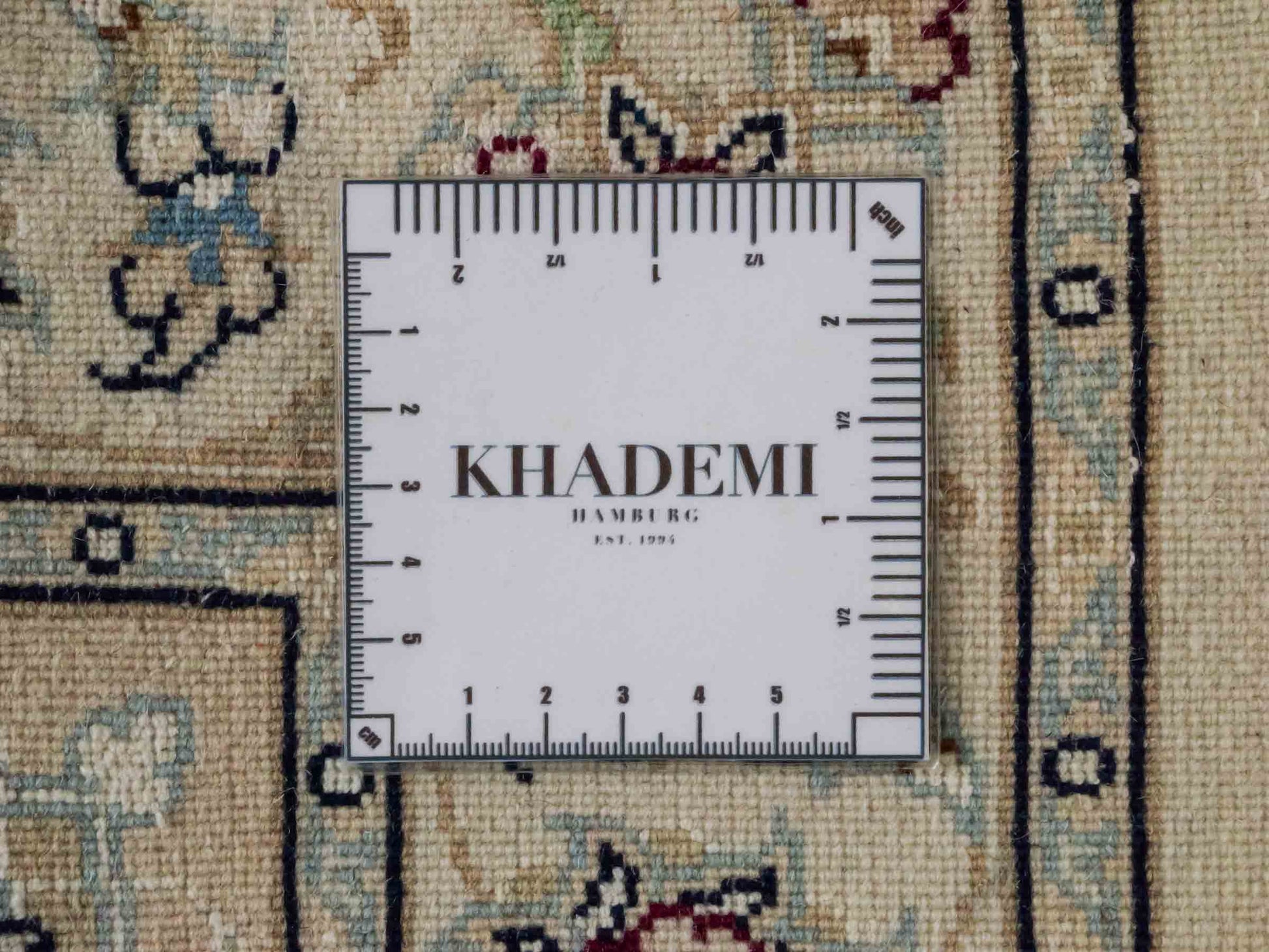Handgeknüpfter Nain 9La Läufer-Perserteppich von Khademi aus Wolle mit Seide, rot, weiß. Klassisches Medaillon-Design. Traditionell von Hand geknüpft in Iran / Persien. Größe: 256 cm x 80 cm. Teppichnummer: RB3-1095. Verkauf durch Jupiter Intl.