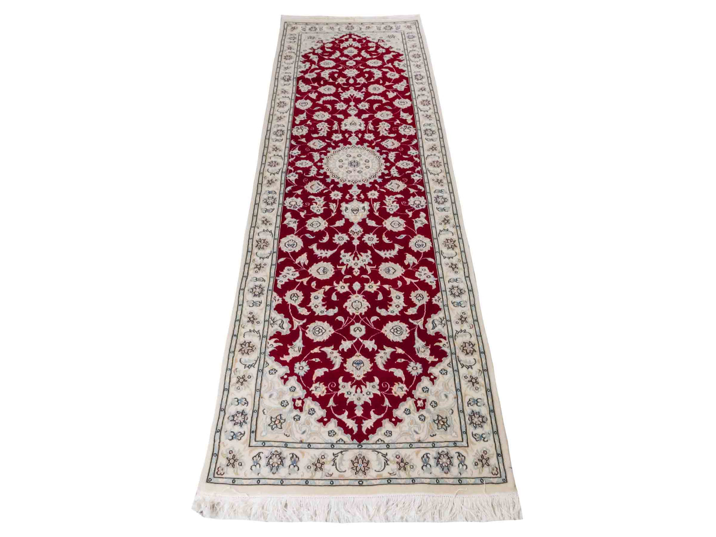 Handgeknüpfter Nain 9La Läufer-Perserteppich von Khademi aus Wolle mit Seide, rot, weiß. Klassisches Medaillon-Design. Traditionell von Hand geknüpft in Iran / Persien. Größe: 256 cm x 80 cm. Teppichnummer: RB3-1095. Verkauf durch Jupiter Intl.