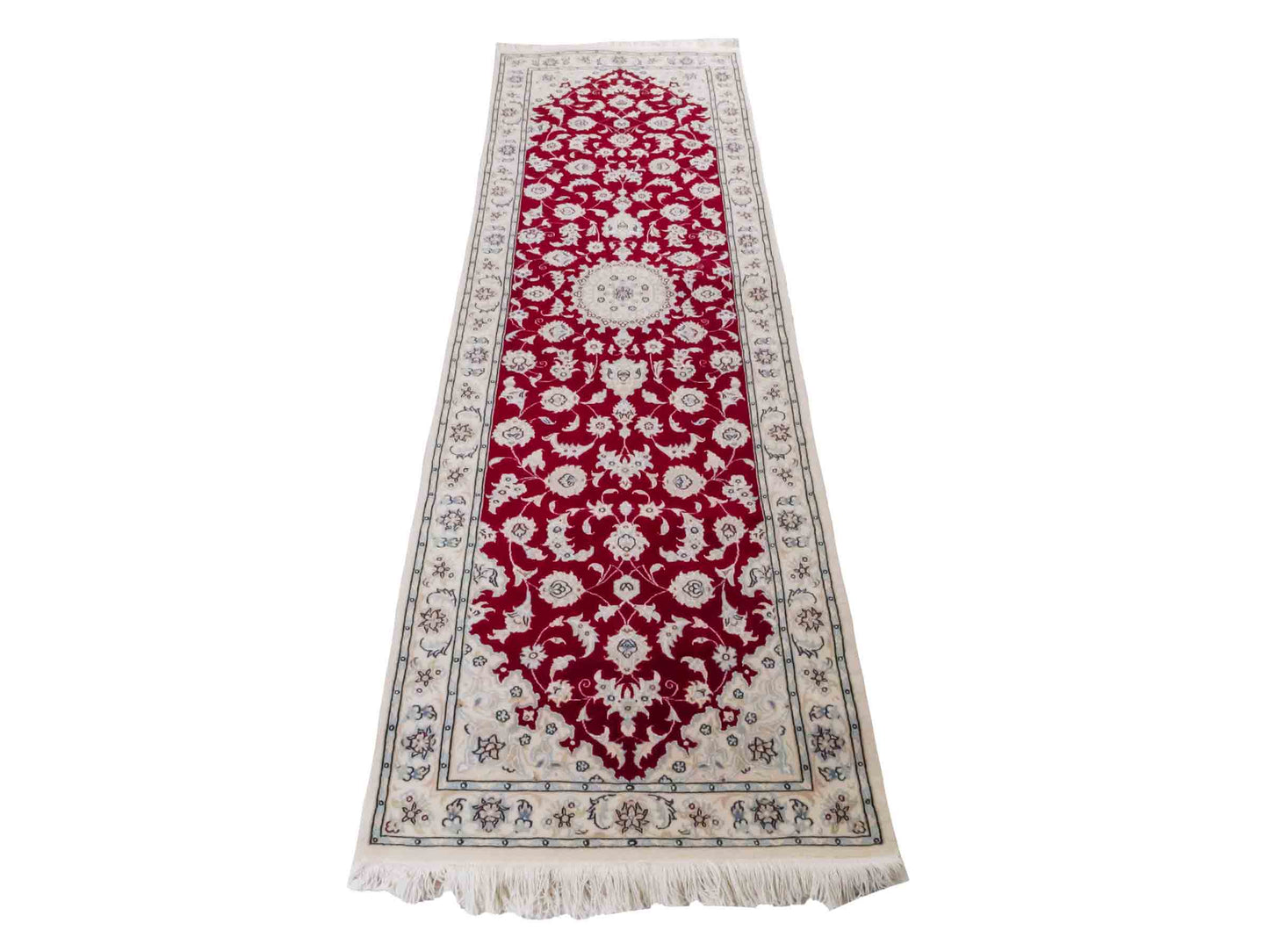 Handgeknüpfter Nain 9La Läufer-Perserteppich von Khademi aus Wolle mit Seide, rot, weiß. Klassisches Medaillon-Design. Traditionell von Hand geknüpft in Iran / Persien. Größe: 256 cm x 80 cm. Teppichnummer: RB3-1095. Verkauf durch Jupiter Intl.