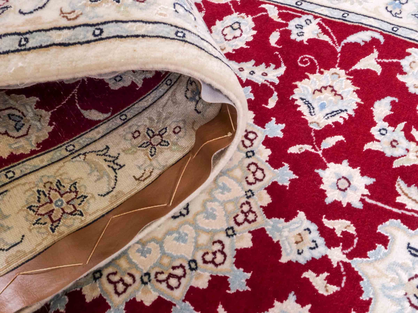Handgeknüpfter Nain 9La Läufer-Perserteppich von Khademi aus Wolle mit Seide, rot, weiß. Klassisches Medaillon-Design. Traditionell von Hand geknüpft in Iran / Persien. Größe: 256 cm x 80 cm. Teppichnummer: RB3-1095. Verkauf durch Jupiter Intl.