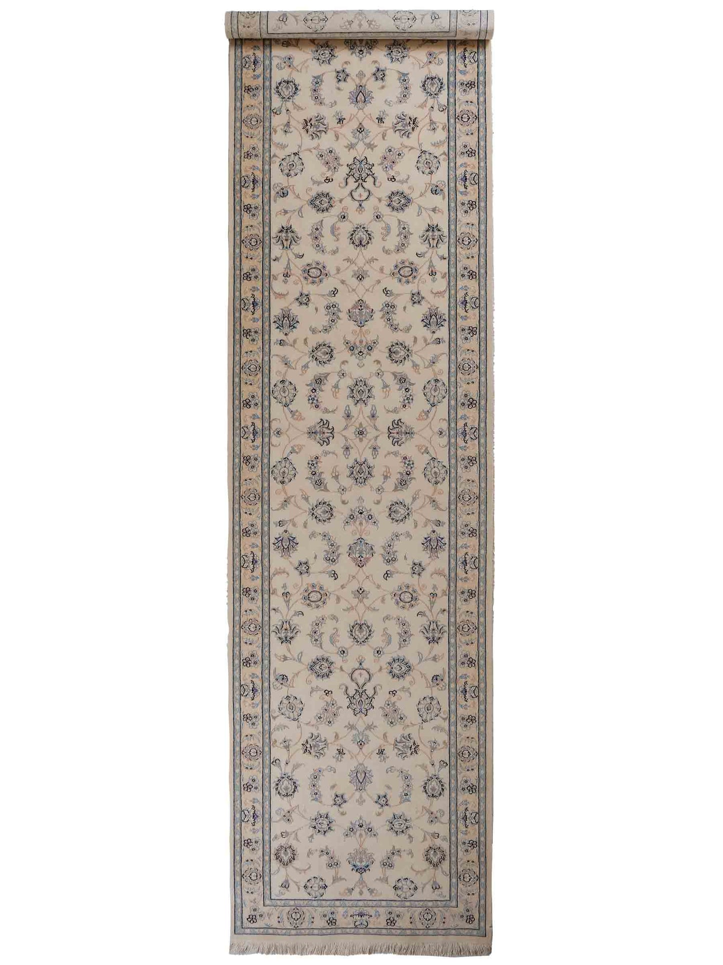 Handgeknüpfter Nain 9La Läufer-Perserteppich von Khademi aus Wolle mit Seide, cremeweiß. Klassisches Allover-Design. Traditionell von Hand geknüpft in Iran / Persien. Größe: 346 cm x 89 cm. Teppichnummer: RB3-1087. Verkauf durch Jupiter Intl.
