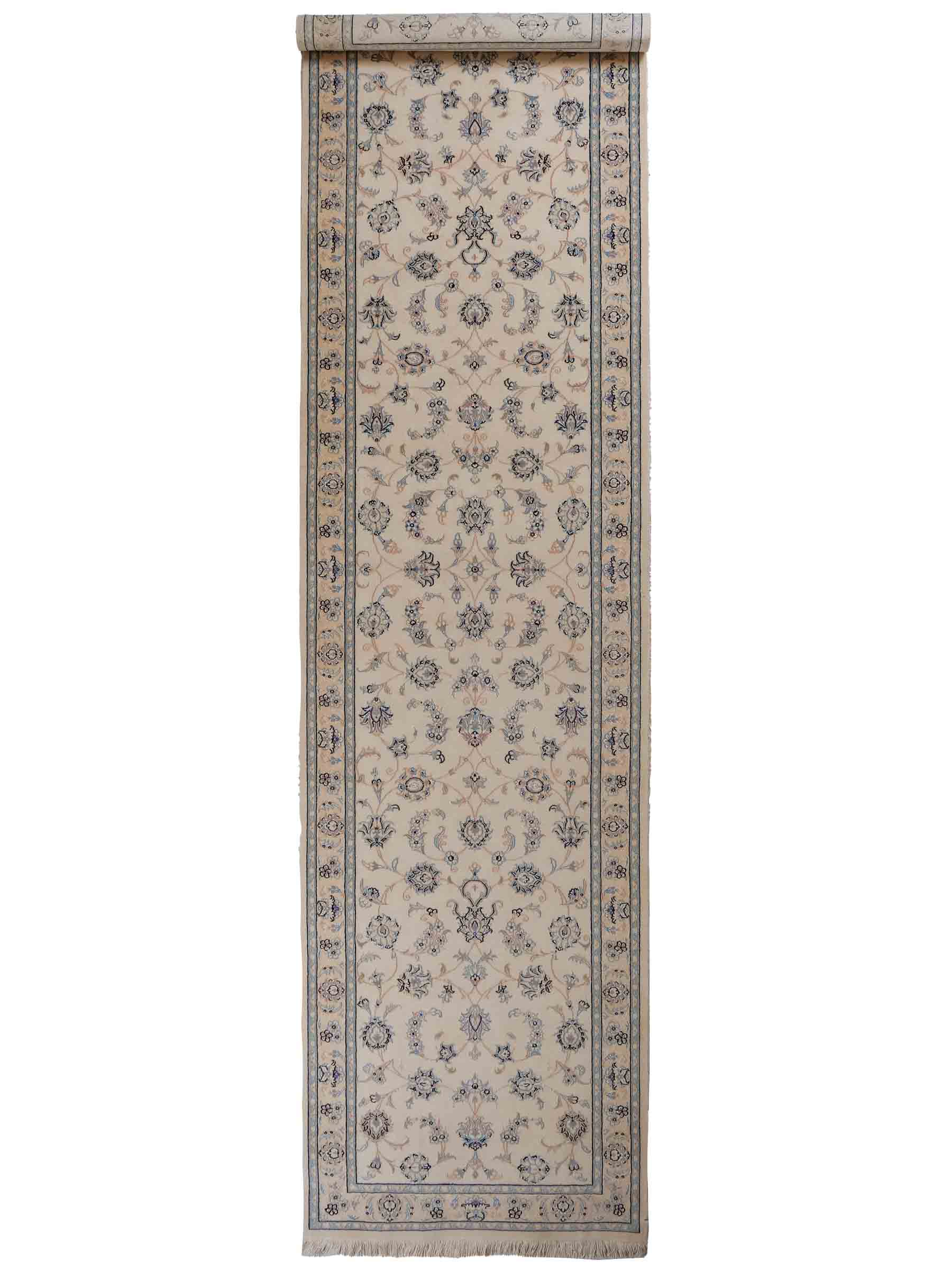 Handgeknüpfter Nain 9La Läufer-Perserteppich von Khademi aus Wolle mit Seide, cremeweiß. Klassisches Allover-Design. Traditionell von Hand geknüpft in Iran / Persien. Größe: 346 cm x 89 cm. Teppichnummer: RB3-1087. Verkauf durch Jupiter Intl.