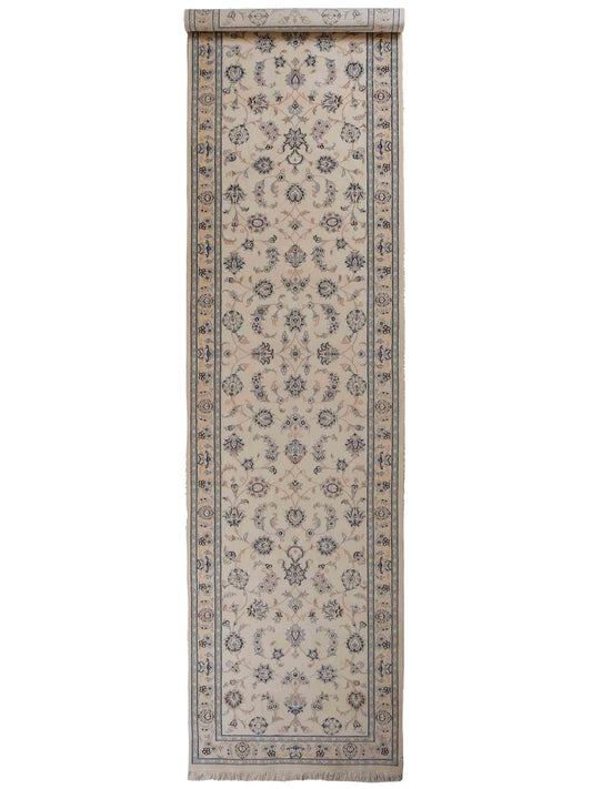 Handgeknüpfter Nain 9La Läufer-Perserteppich von Khademi aus Wolle mit Seide, cremeweiß. Klassisches Allover-Design. Traditionell von Hand geknüpft in Iran / Persien. Größe: 346 cm x 89 cm. Teppichnummer: RB3-1087. Verkauf durch Jupiter Intl.