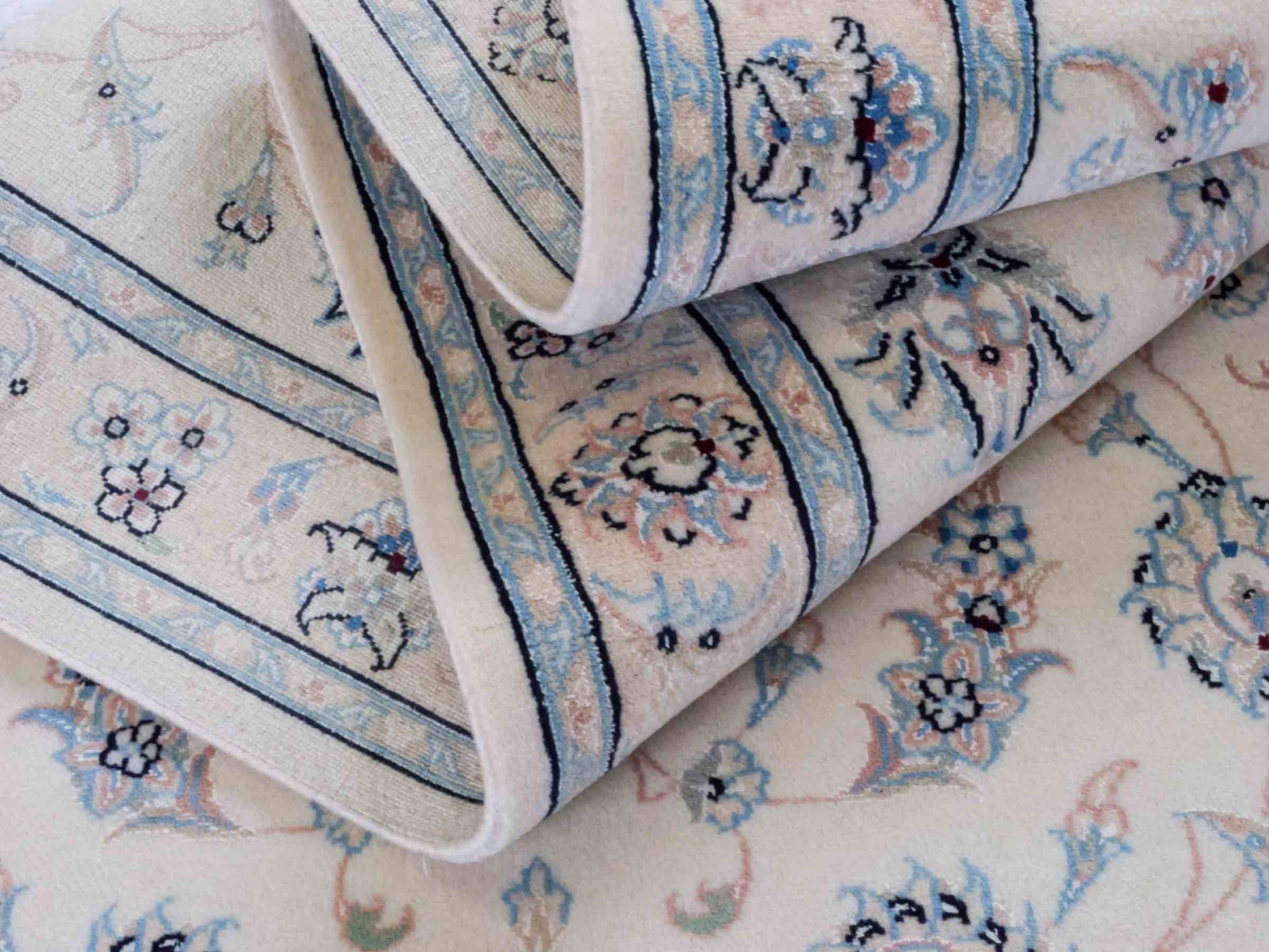 Handgeknüpfter Nain 9La Läufer-Perserteppich von Khademi aus Wolle mit Seide, cremeweiß. Klassisches Allover-Design. Traditionell von Hand geknüpft in Iran / Persien. Größe: 346 cm x 89 cm. Teppichnummer: RB3-1087. Verkauf durch Jupiter Intl.
