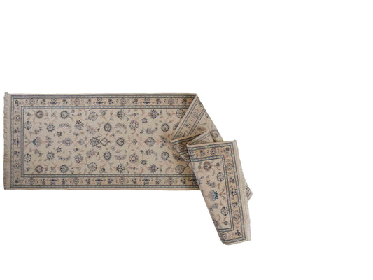 Handgeknüpfter Nain 9La Läufer-Perserteppich von Khademi aus Wolle mit Seide, cremeweiß. Klassisches Allover-Design. Traditionell von Hand geknüpft in Iran / Persien. Größe: 346 cm x 89 cm. Teppichnummer: RB3-1087. Verkauf durch Jupiter Intl.