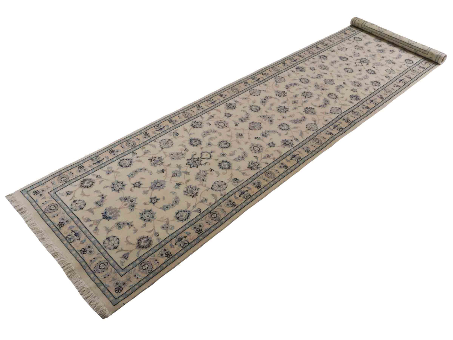 Handgeknüpfter Nain 9La Läufer-Perserteppich von Khademi aus Wolle mit Seide, cremeweiß. Klassisches Allover-Design. Traditionell von Hand geknüpft in Iran / Persien. Größe: 346 cm x 89 cm. Teppichnummer: RB3-1087. Verkauf durch Jupiter Intl.