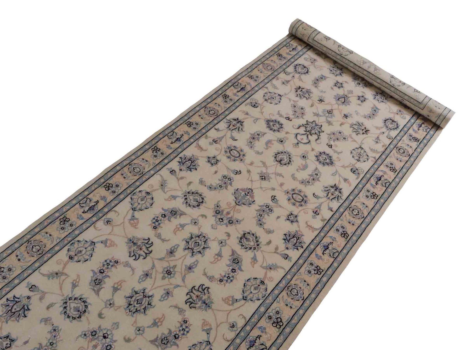 Handgeknüpfter Nain 9La Läufer-Perserteppich von Khademi aus Wolle mit Seide, cremeweiß. Klassisches Allover-Design. Traditionell von Hand geknüpft in Iran / Persien. Größe: 346 cm x 89 cm. Teppichnummer: RB3-1087. Verkauf durch Jupiter Intl.