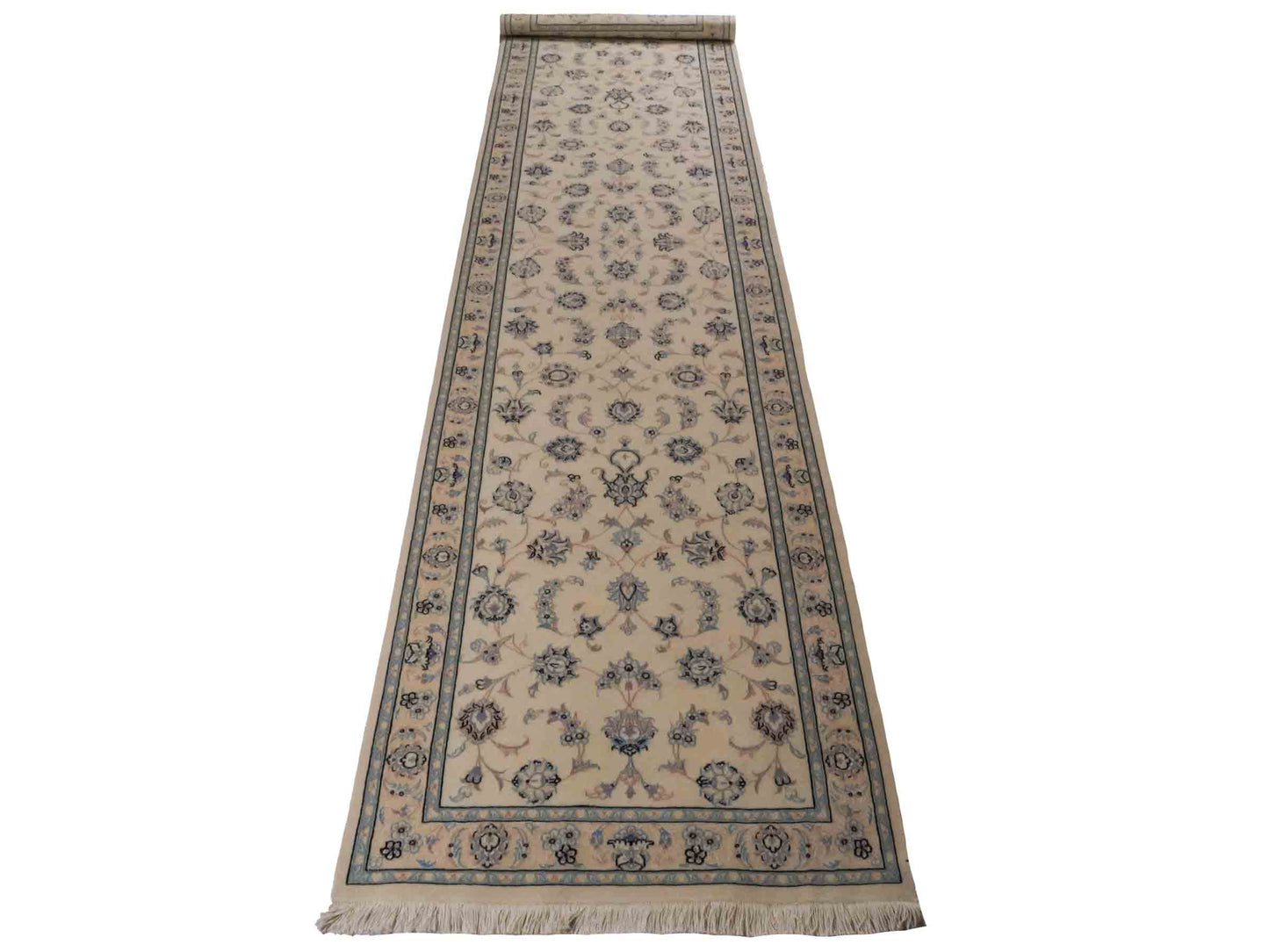 Handgeknüpfter Nain 9La Läufer-Perserteppich von Khademi aus Wolle mit Seide, cremeweiß. Klassisches Allover-Design. Traditionell von Hand geknüpft in Iran / Persien. Größe: 346 cm x 89 cm. Teppichnummer: RB3-1087. Verkauf durch Jupiter Intl.