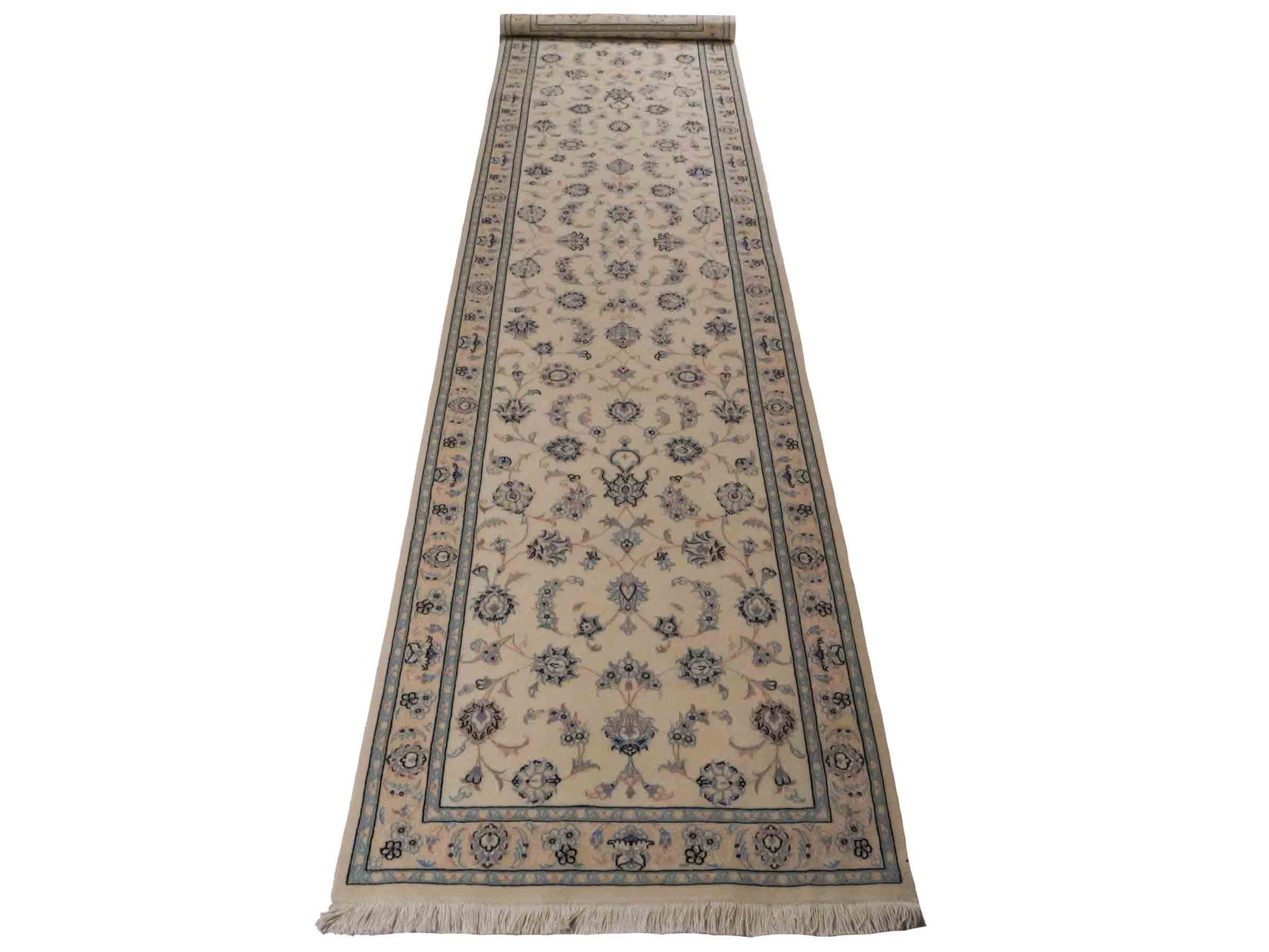 Handgeknüpfter Nain 9La Läufer-Perserteppich von Khademi aus Wolle mit Seide, cremeweiß. Klassisches Allover-Design. Traditionell von Hand geknüpft in Iran / Persien. Größe: 346 cm x 89 cm. Teppichnummer: RB3-1087. Verkauf durch Jupiter Intl.