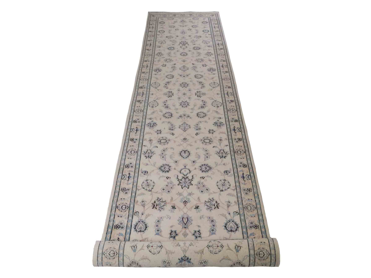 Handgeknüpfter Nain 9La Läufer-Perserteppich von Khademi aus Wolle mit Seide, cremeweiß. Klassisches Allover-Design. Traditionell von Hand geknüpft in Iran / Persien. Größe: 346 cm x 89 cm. Teppichnummer: RB3-1087. Verkauf durch Jupiter Intl.