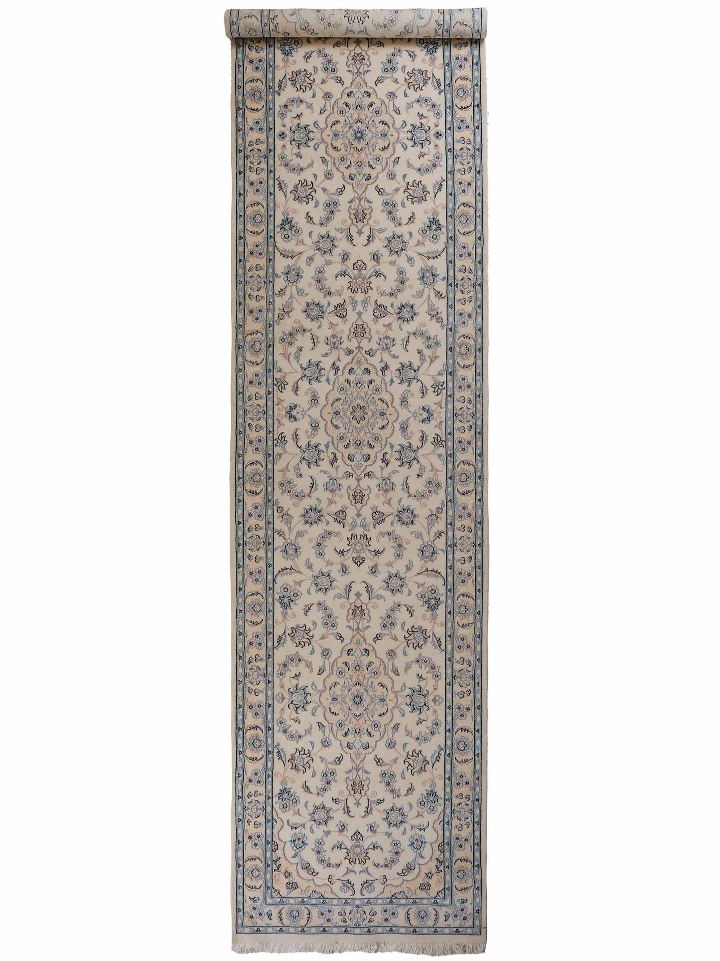 Handgeknüpfter Nain 9La Läufer-Perserteppich von Khademi aus Wolle mit Seide, cremeweiß. Klassisches Medaillon-Design. Von Hand geknüpft in Iran / Persien. Größe: 356 cm x 86 cm. Teppichnummer: RB3-1086. Verkauf durch Jupiter Intl.