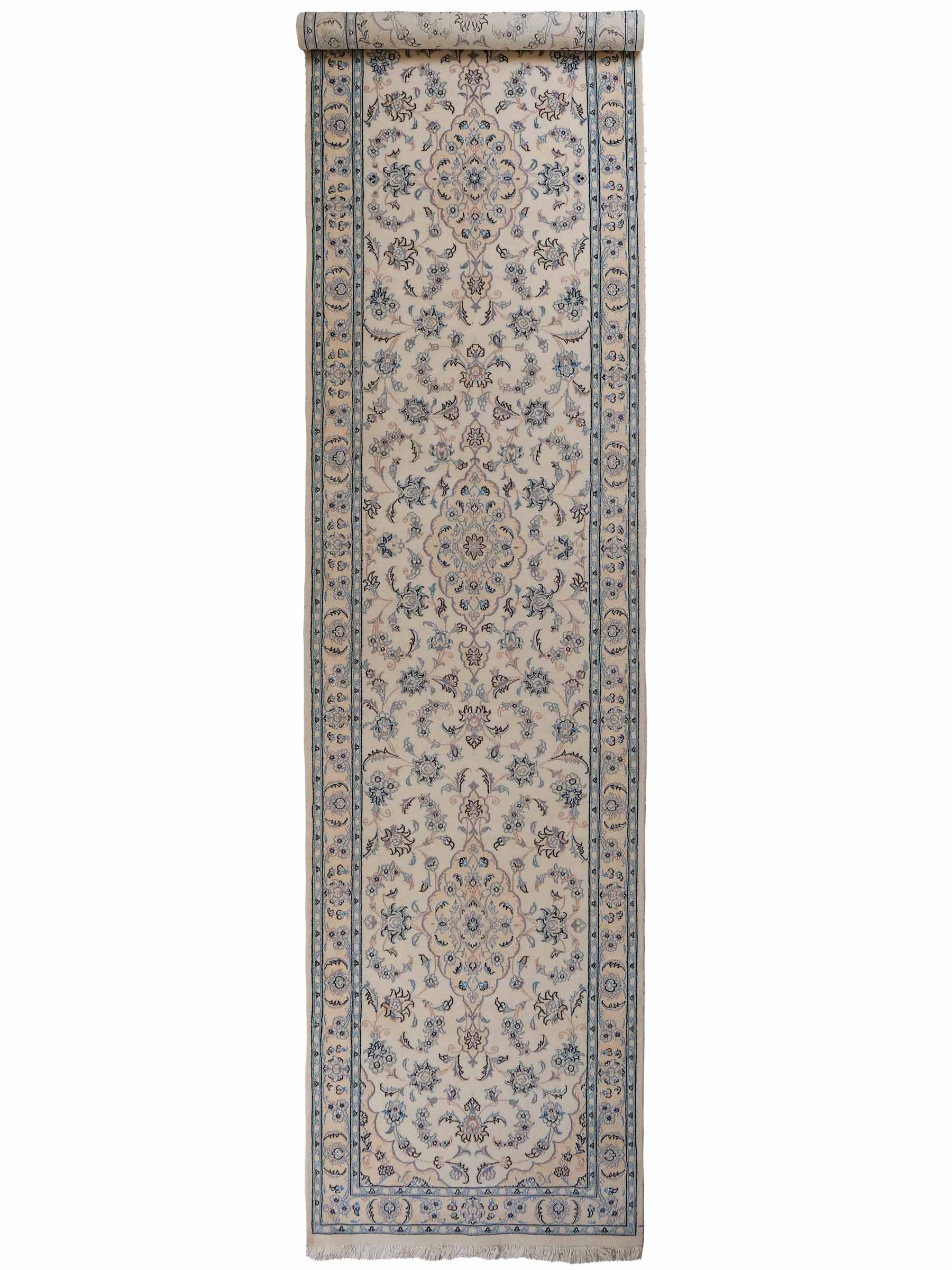 Handgeknüpfter Nain 9La Läufer-Perserteppich von Khademi aus Wolle mit Seide, cremeweiß. Klassisches Medaillon-Design. Von Hand geknüpft in Iran / Persien. Größe: 356 cm x 86 cm. Teppichnummer: RB3-1086. Verkauf durch Jupiter Intl.