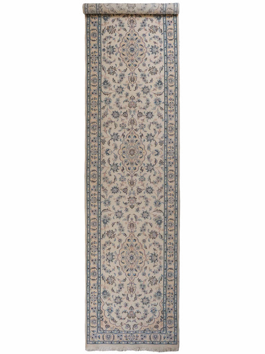 Handgeknüpfter Nain 9La Läufer-Perserteppich von Khademi aus Wolle mit Seide, cremeweiß. Klassisches Medaillon-Design. Von Hand geknüpft in Iran / Persien. Größe: 356 cm x 86 cm. Teppichnummer: RB3-1086. Verkauf durch Jupiter Intl.