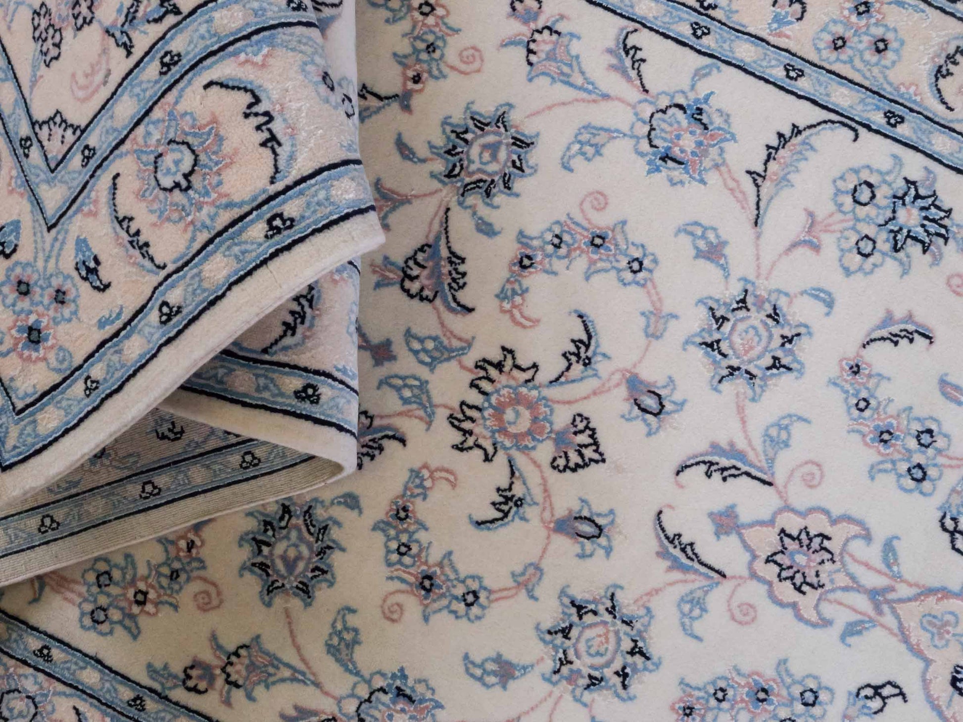 Handgeknüpfter Nain 9La Läufer-Perserteppich von Khademi aus Wolle mit Seide, cremeweiß. Klassisches Medaillon-Design. Von Hand geknüpft in Iran / Persien. Größe: 356 cm x 86 cm. Teppichnummer: RB3-1086. Verkauf durch Jupiter Intl.