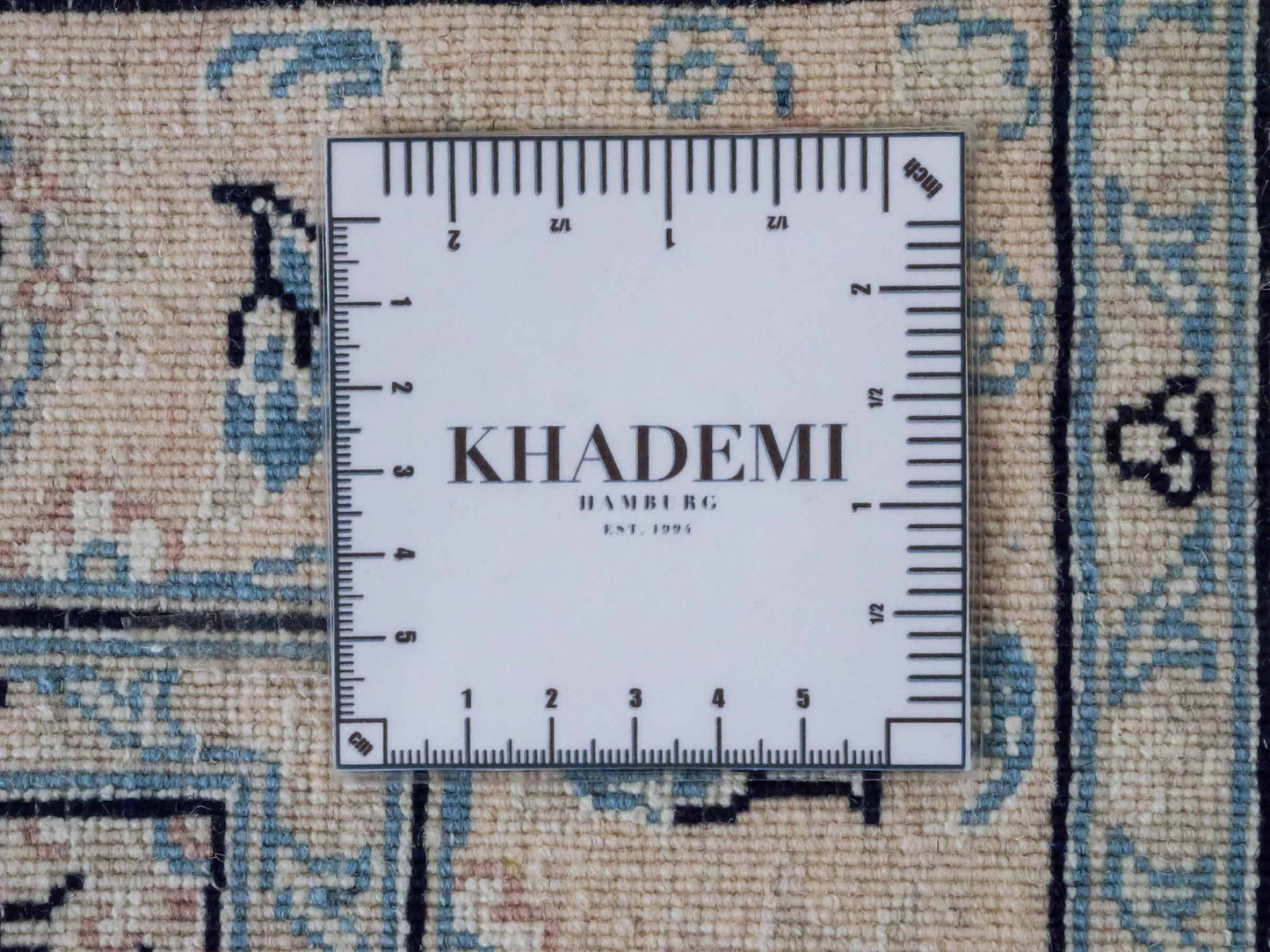 Handgeknüpfter Nain 9La Läufer-Perserteppich von Khademi aus Wolle mit Seide, cremeweiß. Klassisches Medaillon-Design. Von Hand geknüpft in Iran / Persien. Größe: 356 cm x 86 cm. Teppichnummer: RB3-1086. Verkauf durch Jupiter Intl.