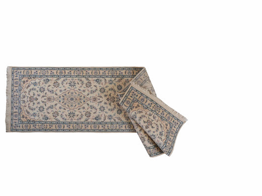 Handgeknüpfter Nain 9La Läufer-Perserteppich von Khademi aus Wolle mit Seide, cremeweiß. Klassisches Medaillon-Design. Von Hand geknüpft in Iran / Persien. Größe: 356 cm x 86 cm. Teppichnummer: RB3-1086. Verkauf durch Jupiter Intl.