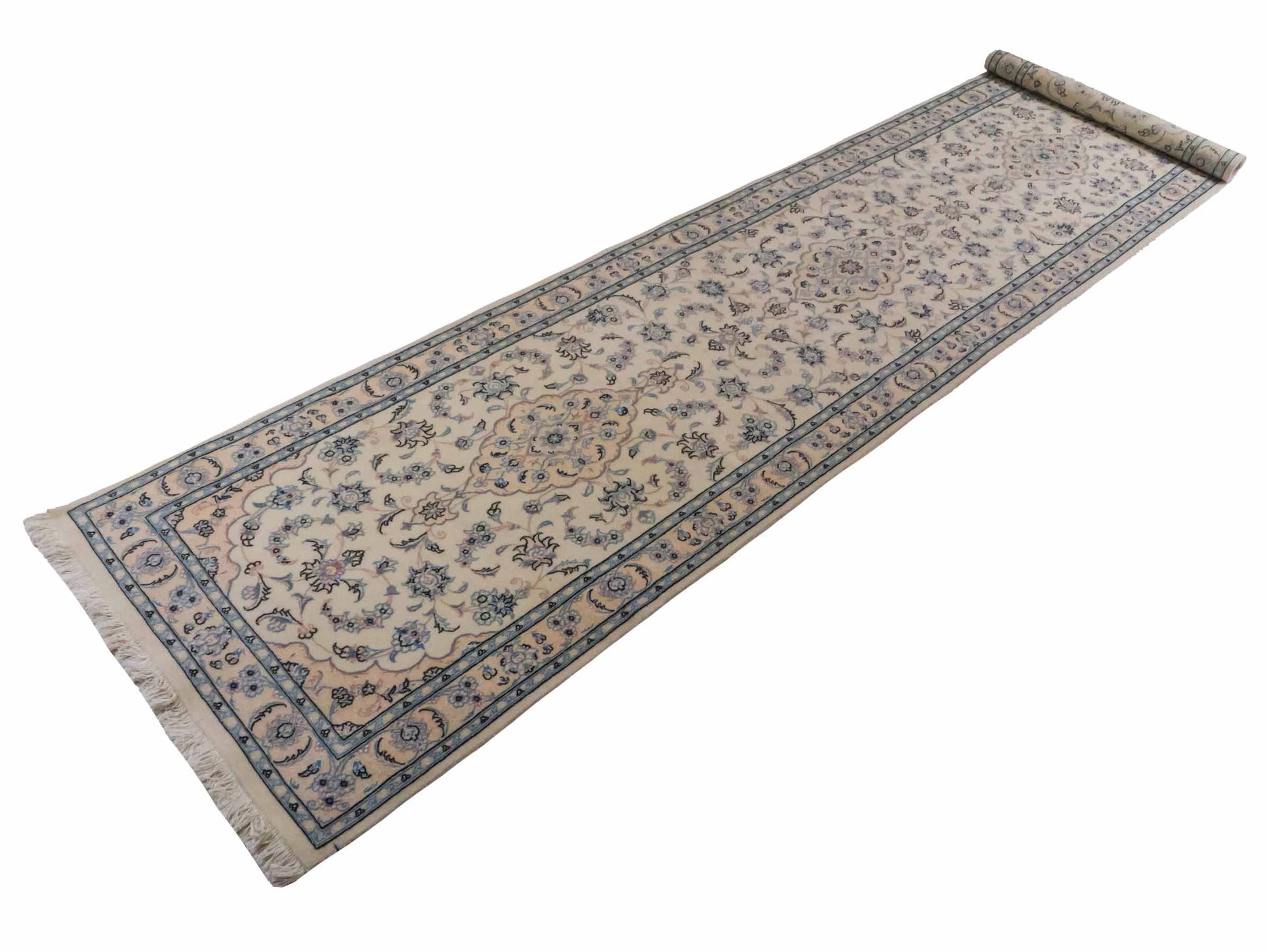 Handgeknüpfter Nain 9La Läufer-Perserteppich von Khademi aus Wolle mit Seide, cremeweiß. Klassisches Medaillon-Design. Von Hand geknüpft in Iran / Persien. Größe: 356 cm x 86 cm. Teppichnummer: RB3-1086. Verkauf durch Jupiter Intl.
