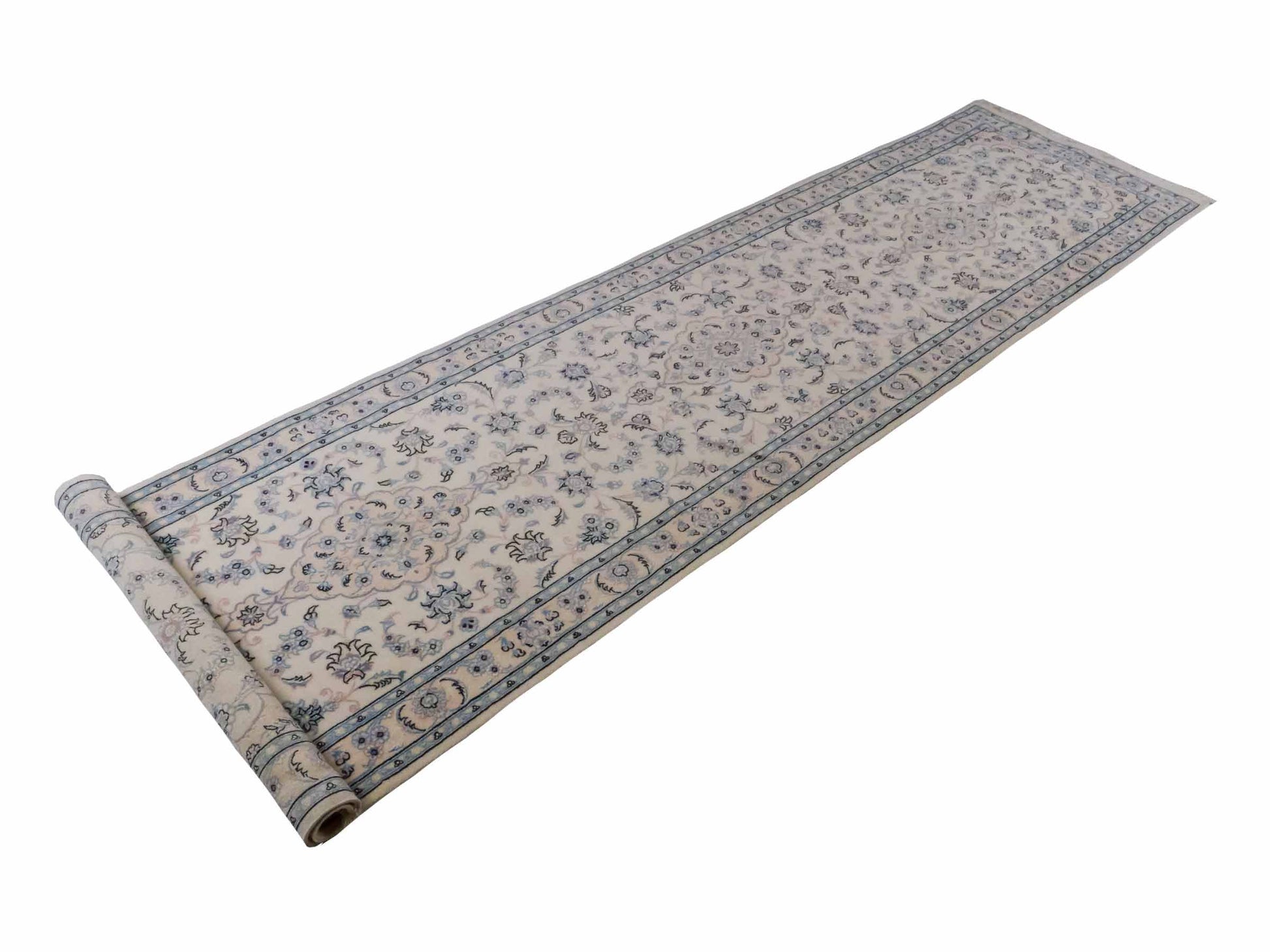 Handgeknüpfter Nain 9La Läufer-Perserteppich von Khademi aus Wolle mit Seide, cremeweiß. Klassisches Medaillon-Design. Von Hand geknüpft in Iran / Persien. Größe: 356 cm x 86 cm. Teppichnummer: RB3-1086. Verkauf durch Jupiter Intl.