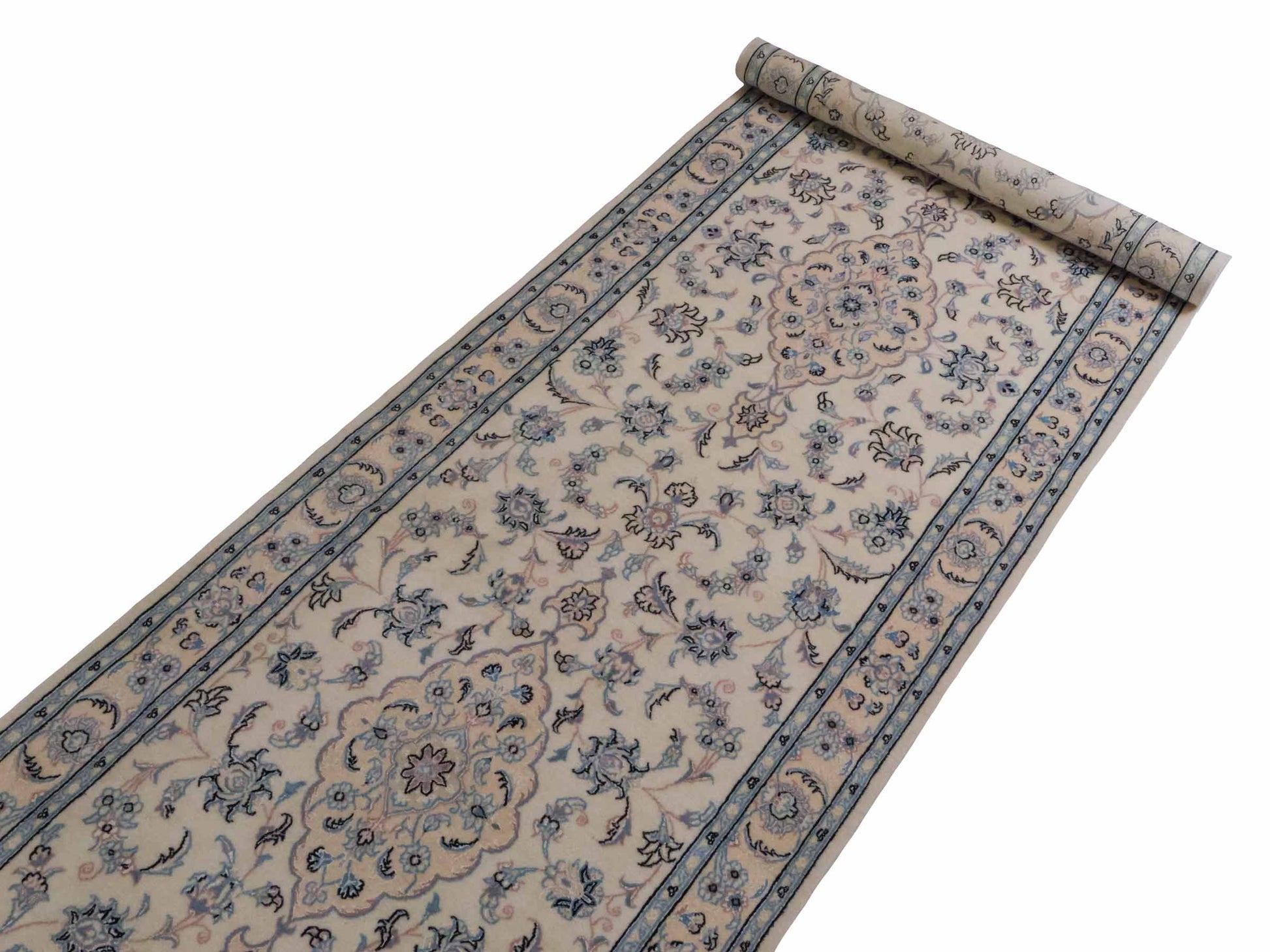 Handgeknüpfter Nain 9La Läufer-Perserteppich von Khademi aus Wolle mit Seide, cremeweiß. Klassisches Medaillon-Design. Von Hand geknüpft in Iran / Persien. Größe: 356 cm x 86 cm. Teppichnummer: RB3-1086. Verkauf durch Jupiter Intl.