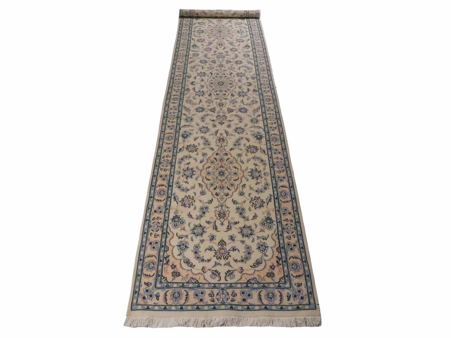 Handgeknüpfter Nain 9La Läufer-Perserteppich von Khademi aus Wolle mit Seide, cremeweiß. Klassisches Medaillon-Design. Von Hand geknüpft in Iran / Persien. Größe: 356 cm x 86 cm. Teppichnummer: RB3-1086. Verkauf durch Jupiter Intl.