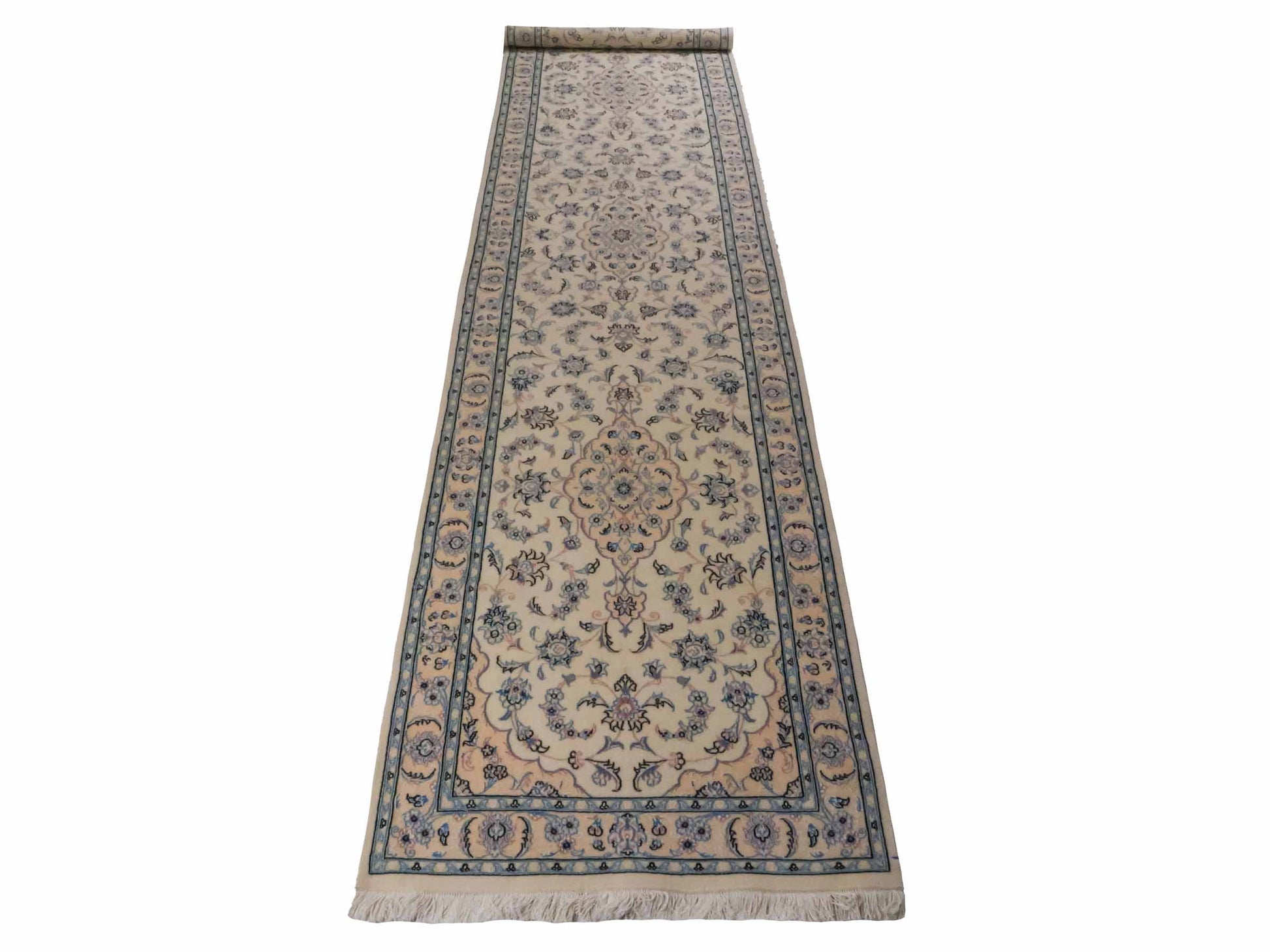 Handgeknüpfter Nain 9La Läufer-Perserteppich von Khademi aus Wolle mit Seide, cremeweiß. Klassisches Medaillon-Design. Von Hand geknüpft in Iran / Persien. Größe: 356 cm x 86 cm. Teppichnummer: RB3-1086. Verkauf durch Jupiter Intl.
