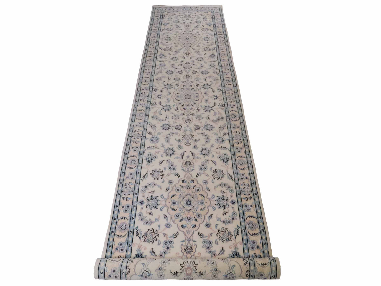 Handgeknüpfter Nain 9La Läufer-Perserteppich von Khademi aus Wolle mit Seide, cremeweiß. Klassisches Medaillon-Design. Von Hand geknüpft in Iran / Persien. Größe: 356 cm x 86 cm. Teppichnummer: RB3-1086. Verkauf durch Jupiter Intl.