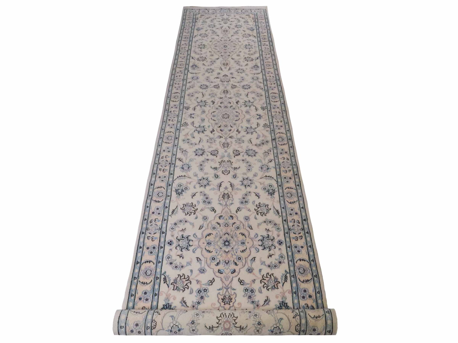 Handgeknüpfter Nain 9La Läufer-Perserteppich von Khademi aus Wolle mit Seide, cremeweiß. Klassisches Medaillon-Design. Von Hand geknüpft in Iran / Persien. Größe: 356 cm x 86 cm. Teppichnummer: RB3-1086. Verkauf durch Jupiter Intl.