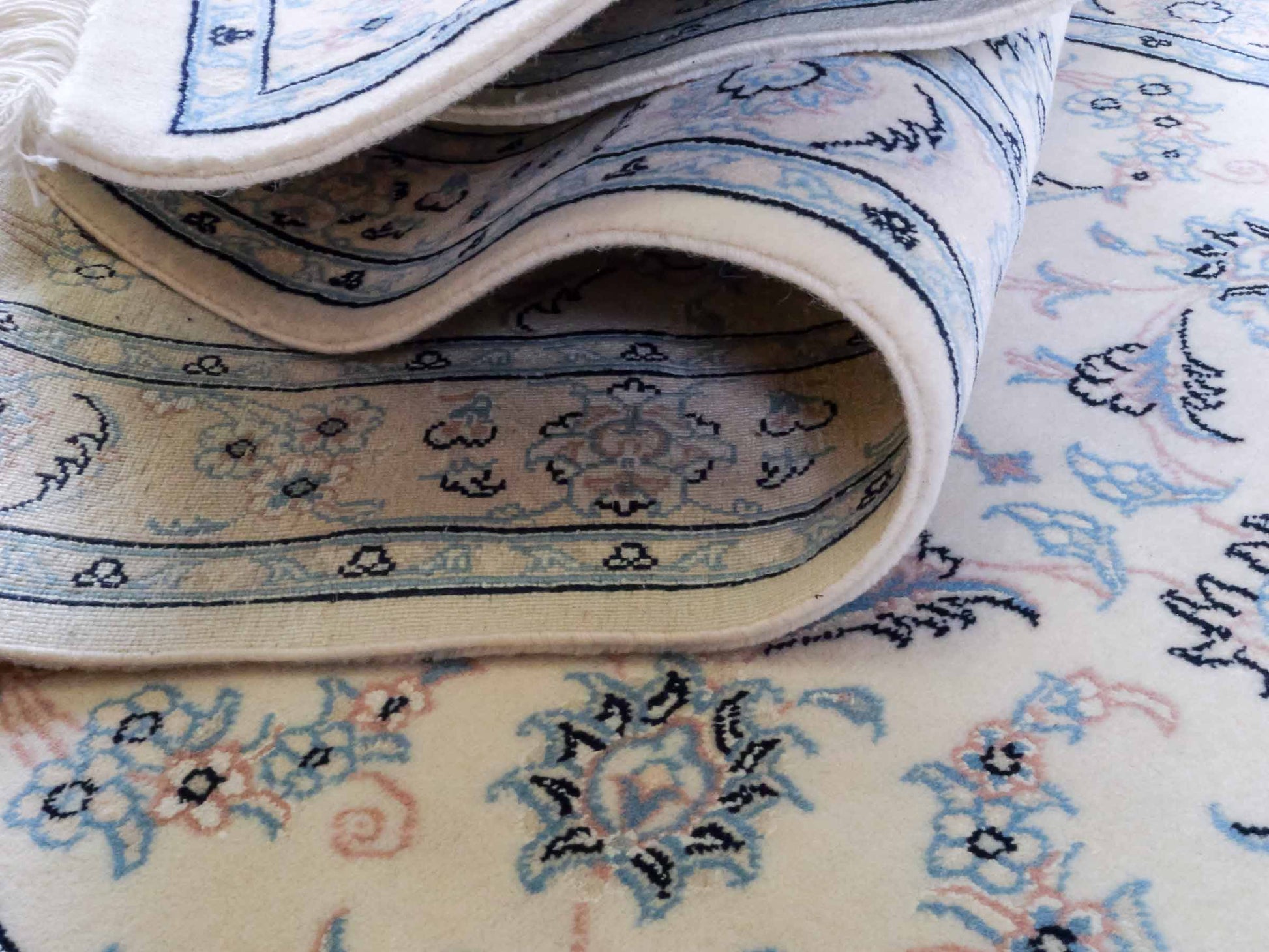 Handgeknüpfter Nain 9La Läufer-Perserteppich von Khademi aus Wolle mit Seide, cremeweiß. Klassisches Medaillon-Design. Von Hand geknüpft in Iran / Persien. Größe: 356 cm x 86 cm. Teppichnummer: RB3-1086. Verkauf durch Jupiter Intl.