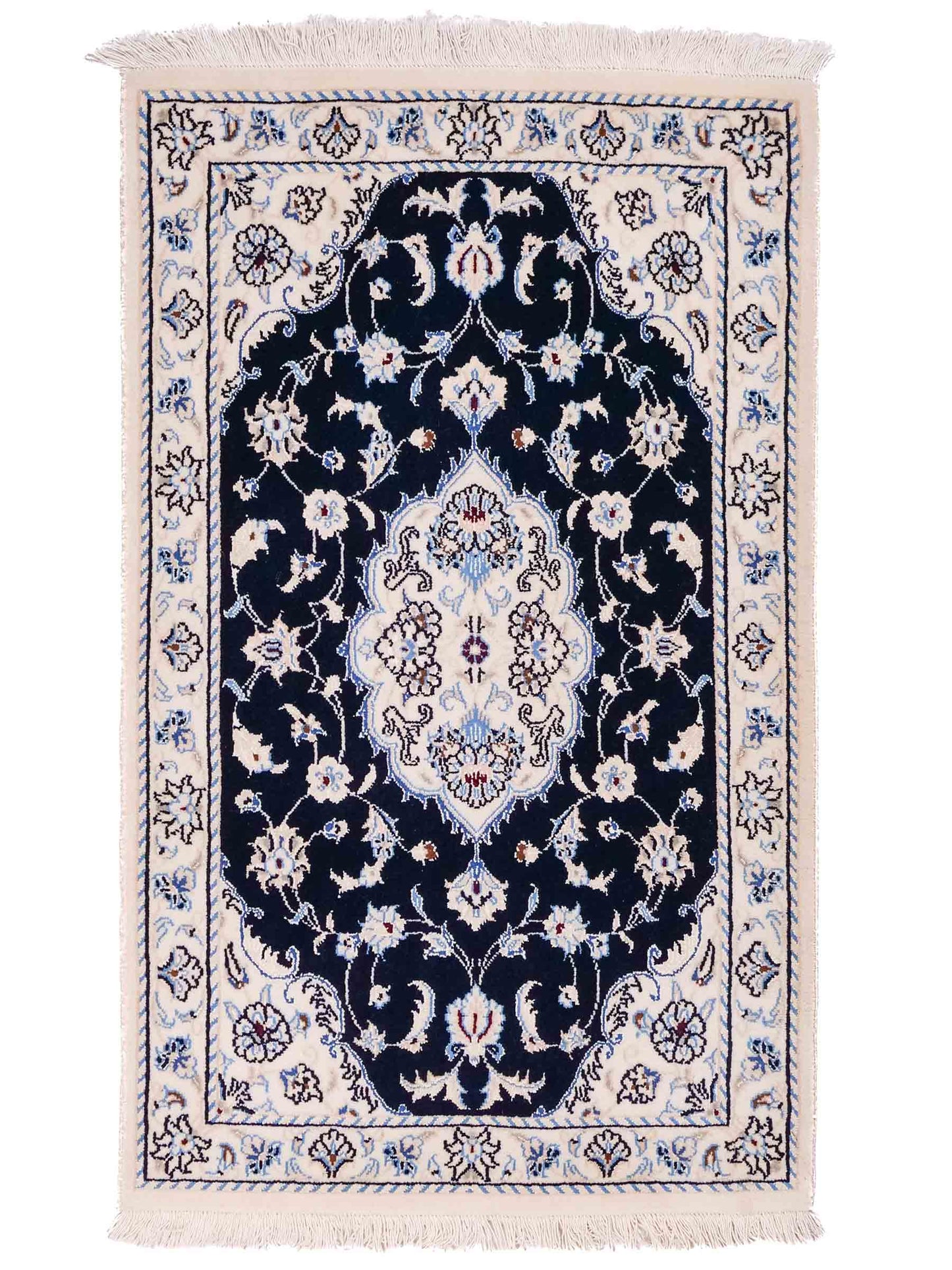 Handgeknüpfter Nain 9La Perserteppich von Khademi aus Wolle mit Seide, blau, weiß. Persischer Orientteppich mit Medaillon. Von Hand geknüpft in Iran / Persien. Größe: 100 cm x 60 cm. Teppichnummer: SB3-1010. Verkauf durch Jupiter Intl.